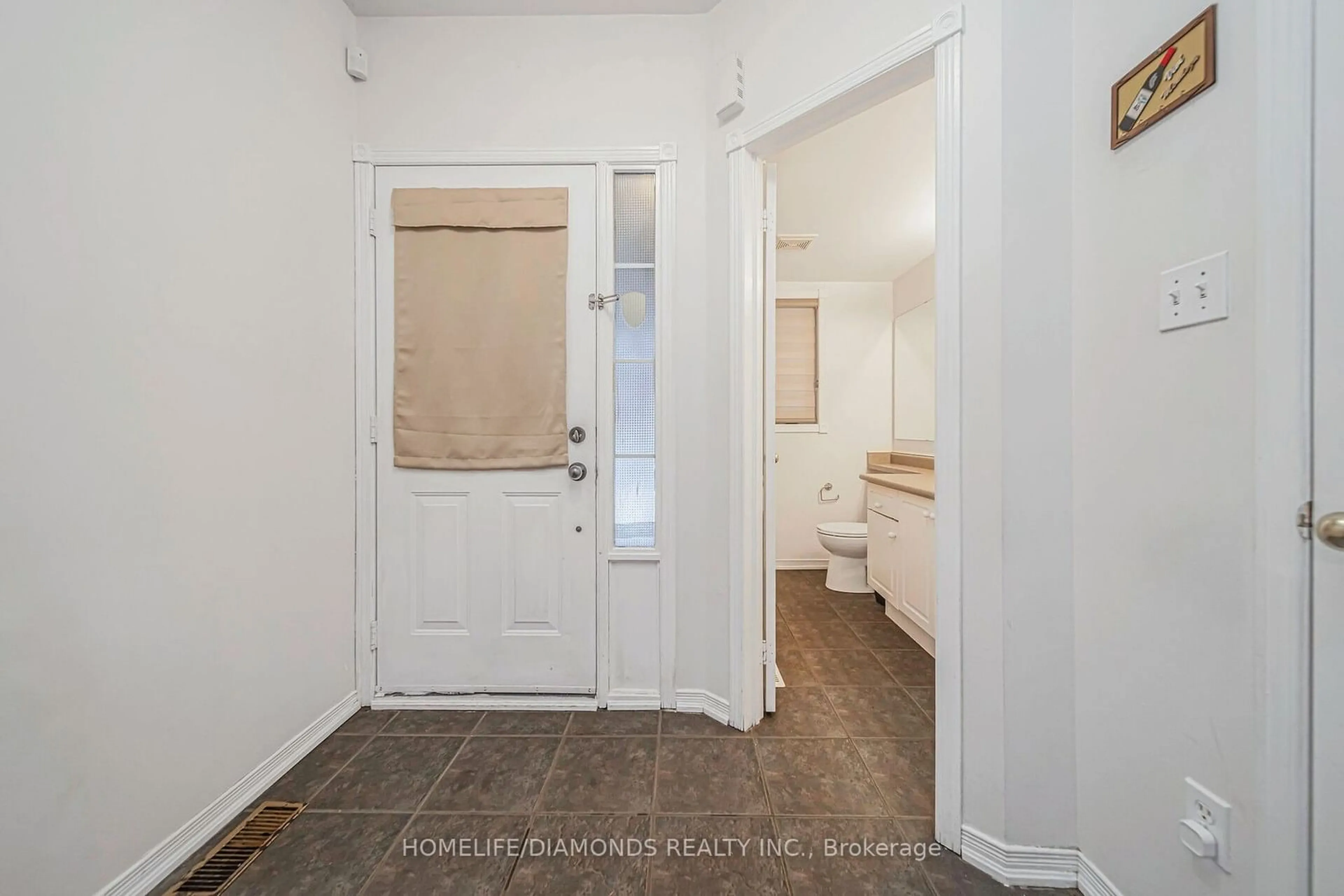 Indoor entryway for 90 MONACO Crt, Brampton Ontario L7A 1X2