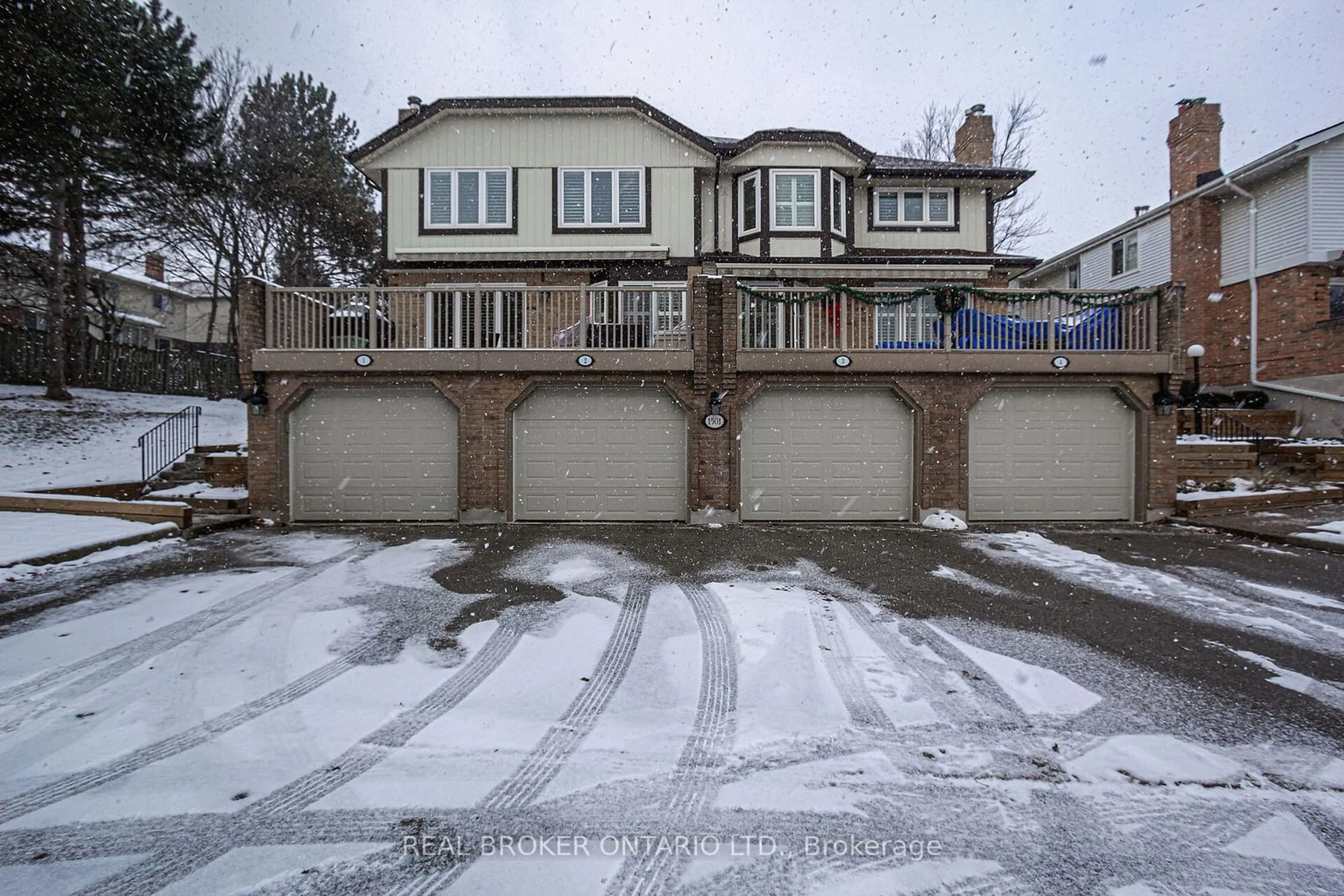 A pic from outside/outdoor area/front of a property/back of a property/a pic from drone, street for 1501 Upper Middle Rd #3, Burlington Ontario L7P 4M5