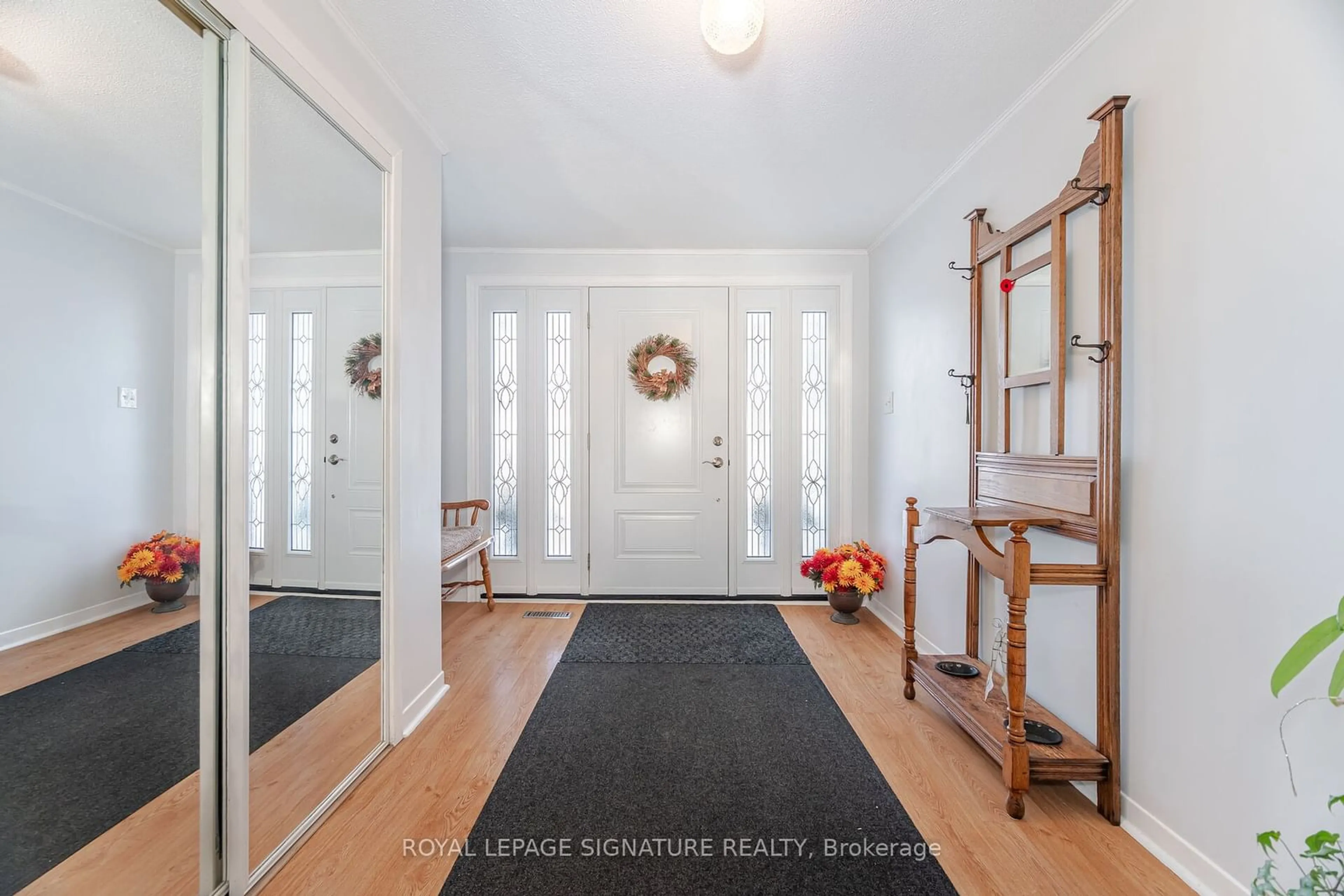 Indoor entryway for 62 Joycelyn Cres, Halton Hills Ontario L7G 2S4