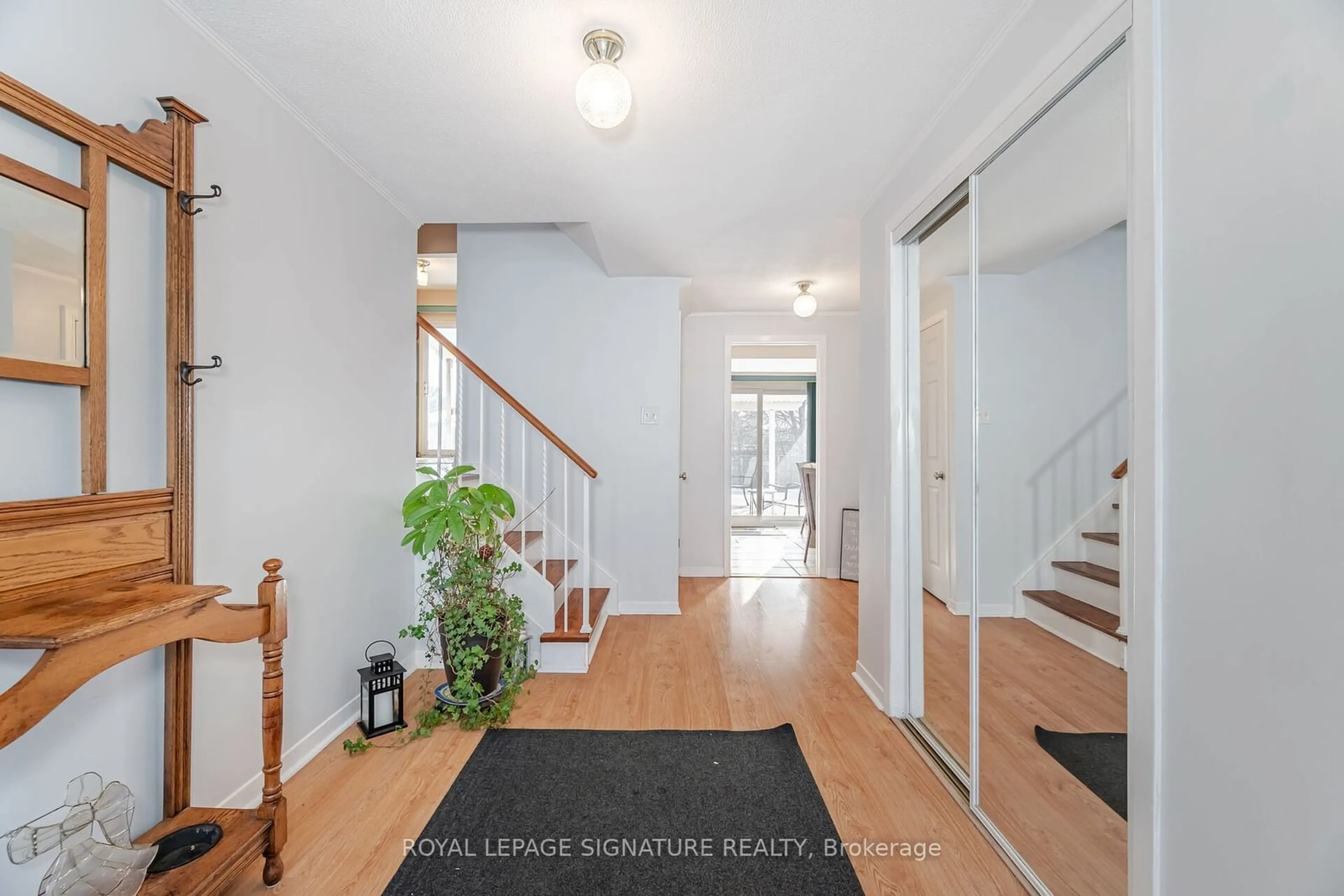 Indoor entryway for 62 Joycelyn Cres, Halton Hills Ontario L7G 2S4