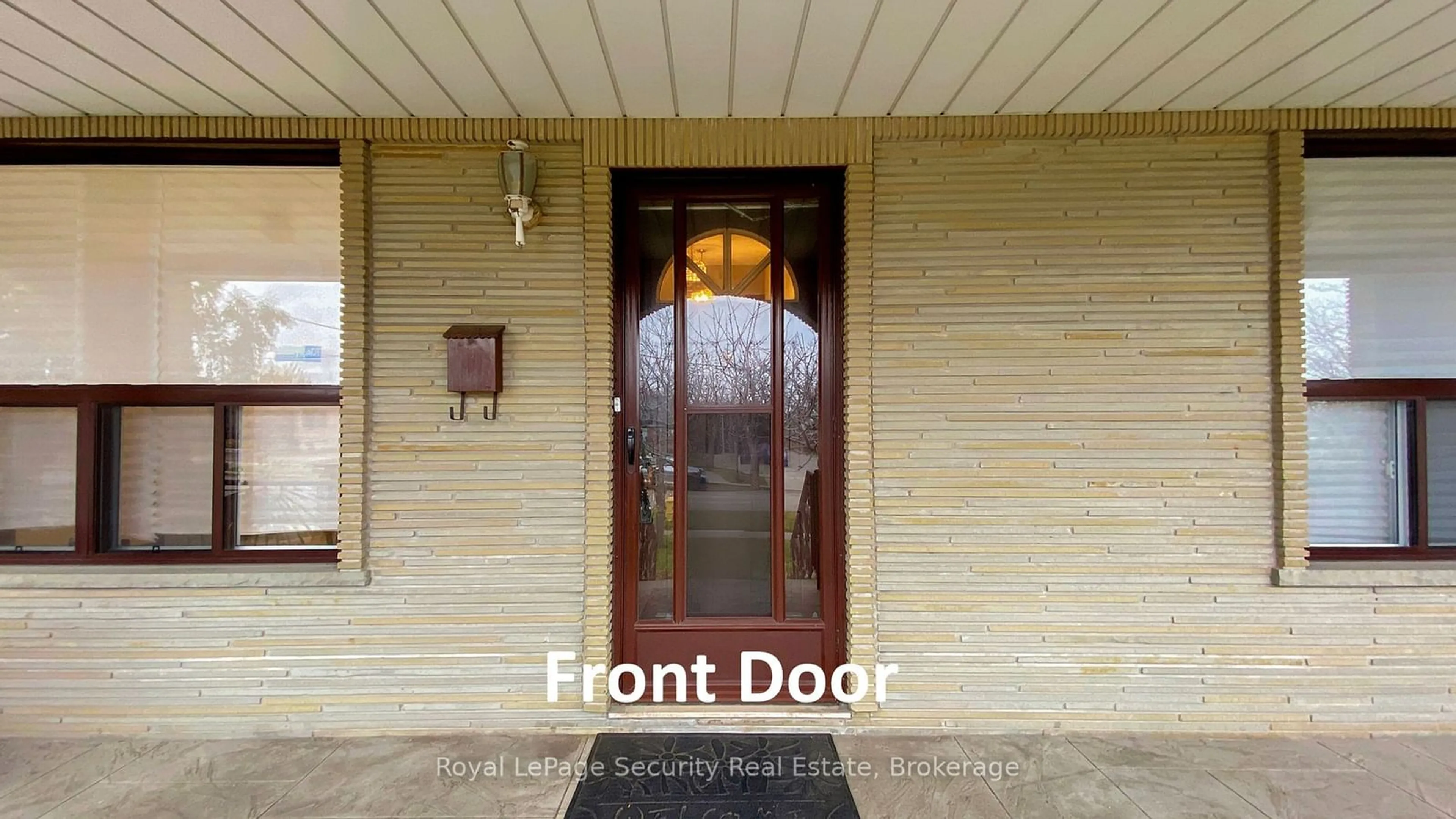 Indoor entryway for 59 Roseglen Cres, Toronto Ontario M3N 1G7