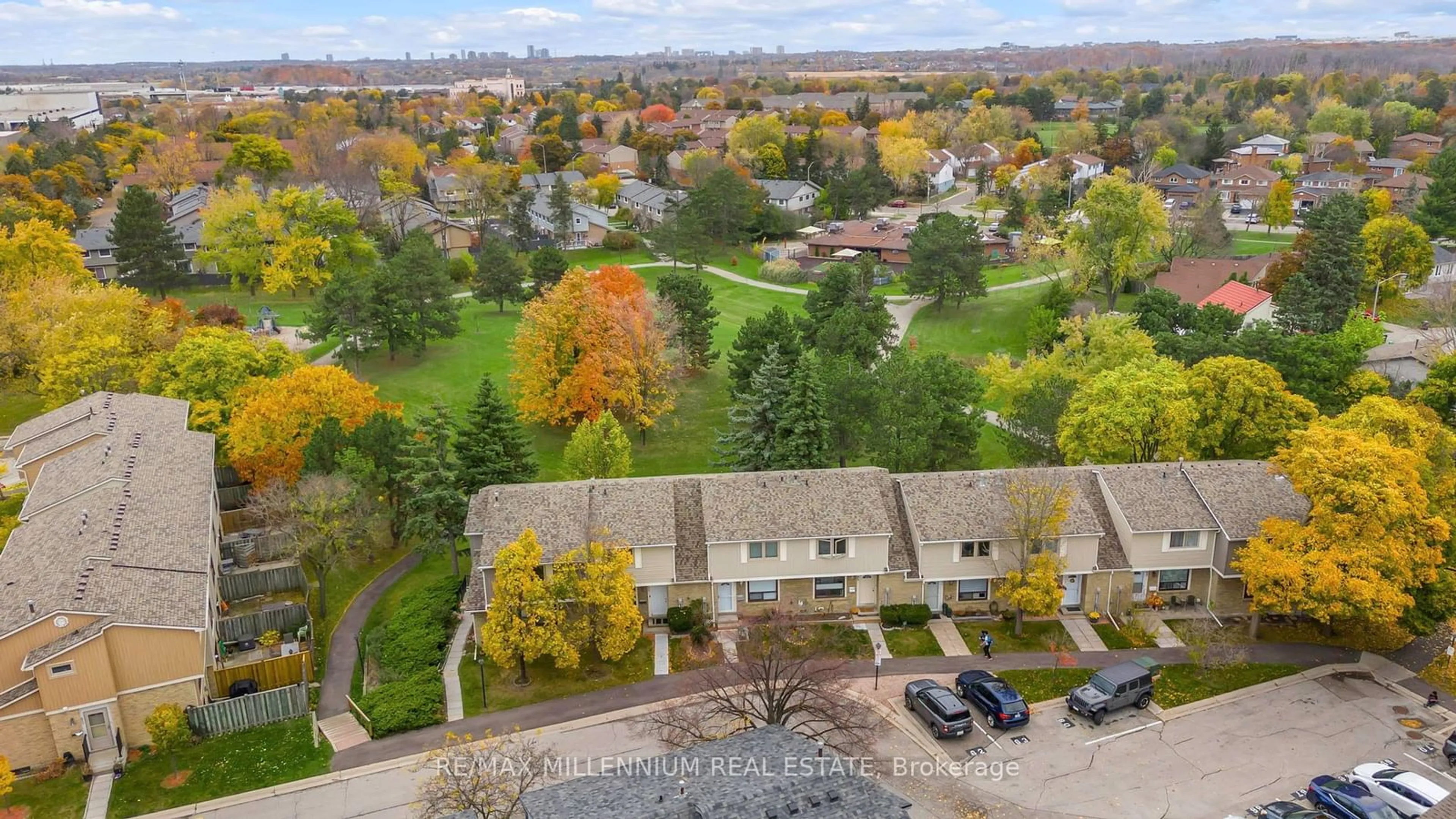 A pic from outside/outdoor area/front of a property/back of a property/a pic from drone, unknown for 98 Falconer Dr #60, Mississauga Ontario L5N 1Y2