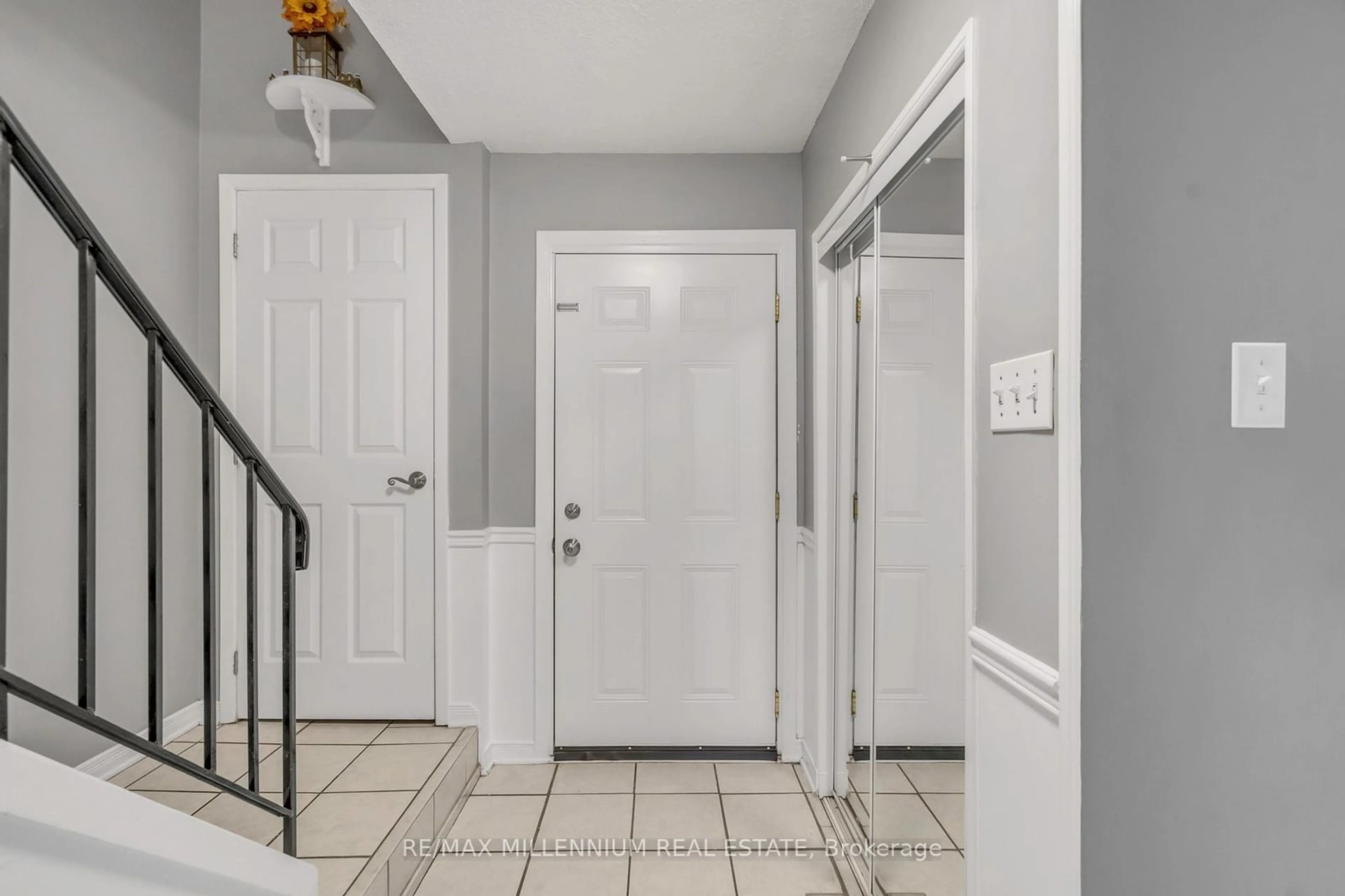 Indoor entryway for 98 Falconer Dr #60, Mississauga Ontario L5N 1Y2