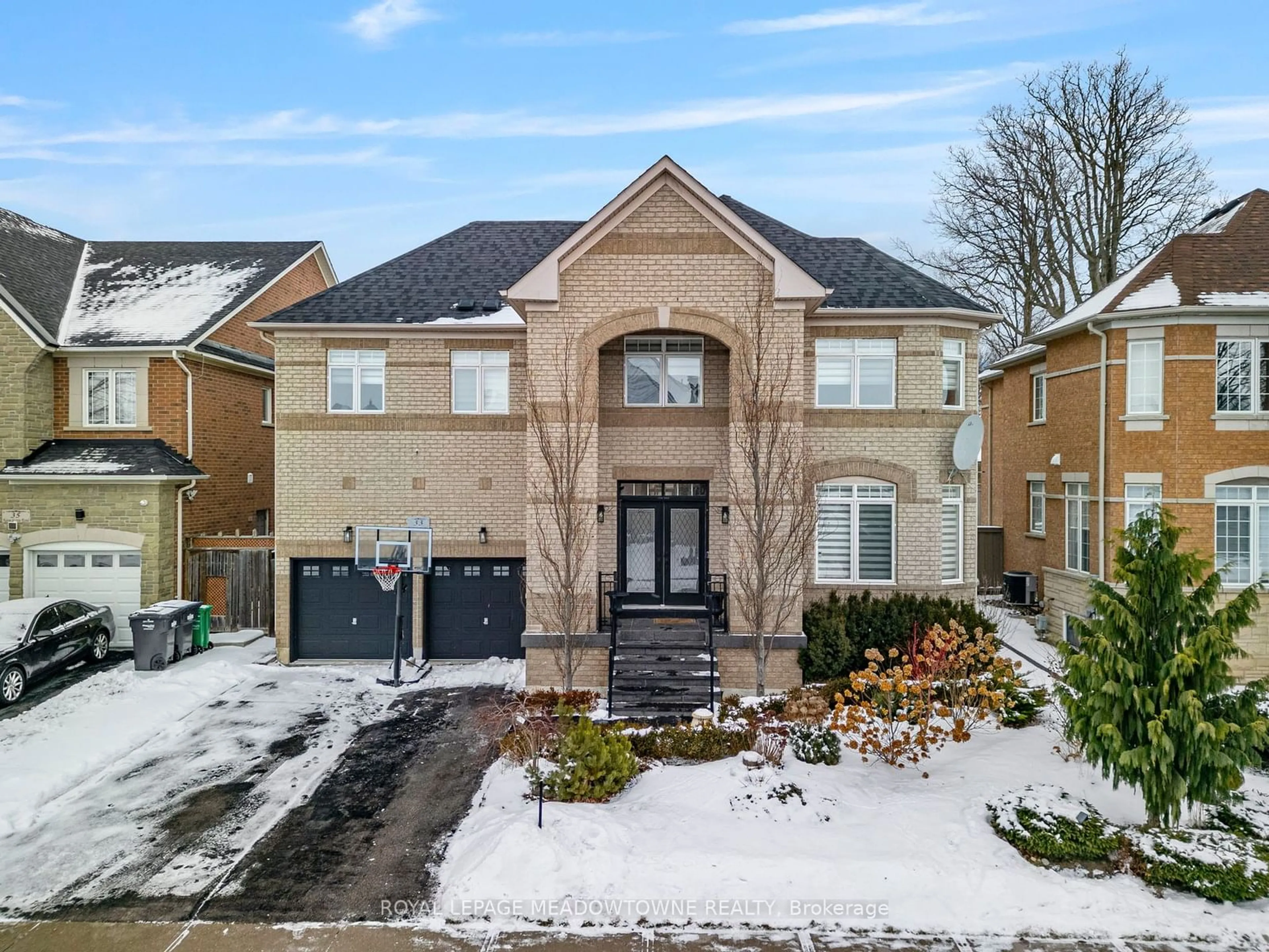 Home with brick exterior material, street for 33 Nova Scotia Rd, Brampton Ontario L6Y 5K6