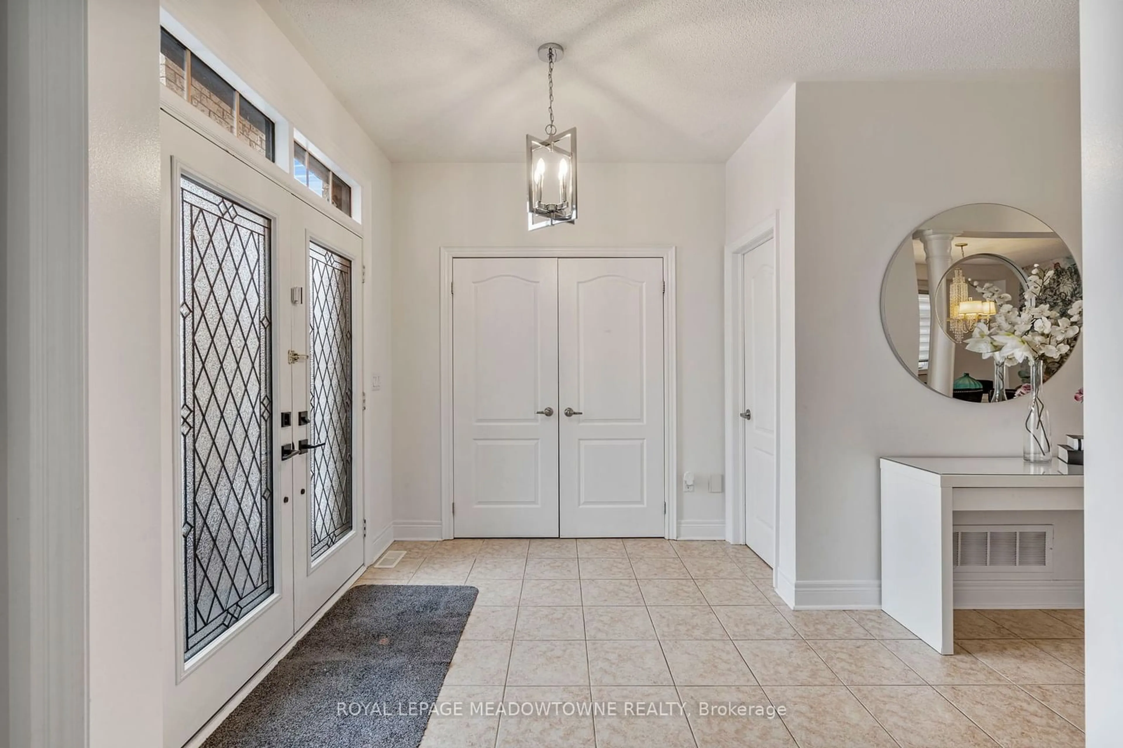 Indoor entryway for 33 Nova Scotia Rd, Brampton Ontario L6Y 5K6