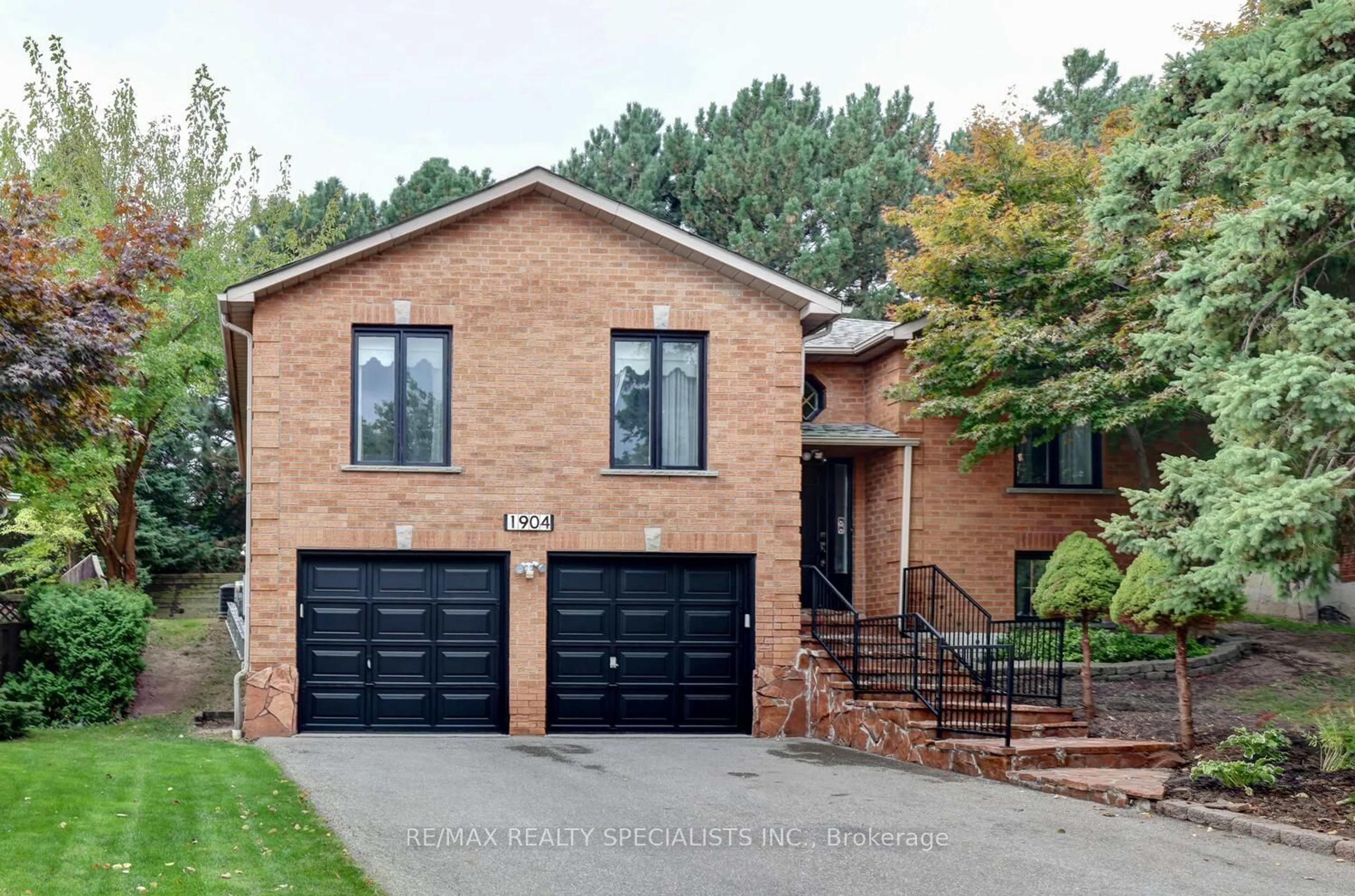 Home with brick exterior material, street for 1904 Knights Crt, Mississauga Ontario L5K 2N4