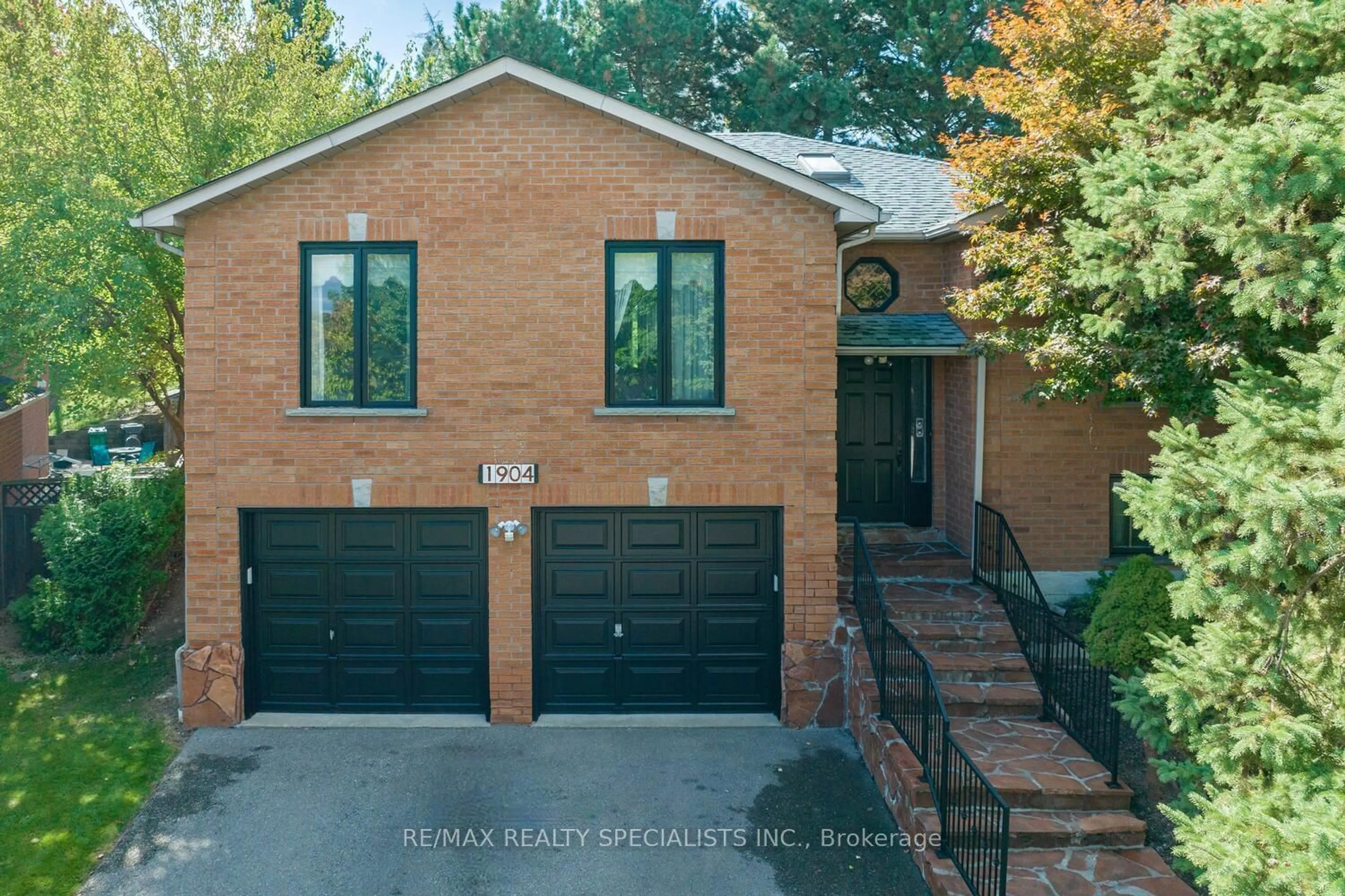 Home with brick exterior material, street for 1904 Knights Crt, Mississauga Ontario L5K 2N4