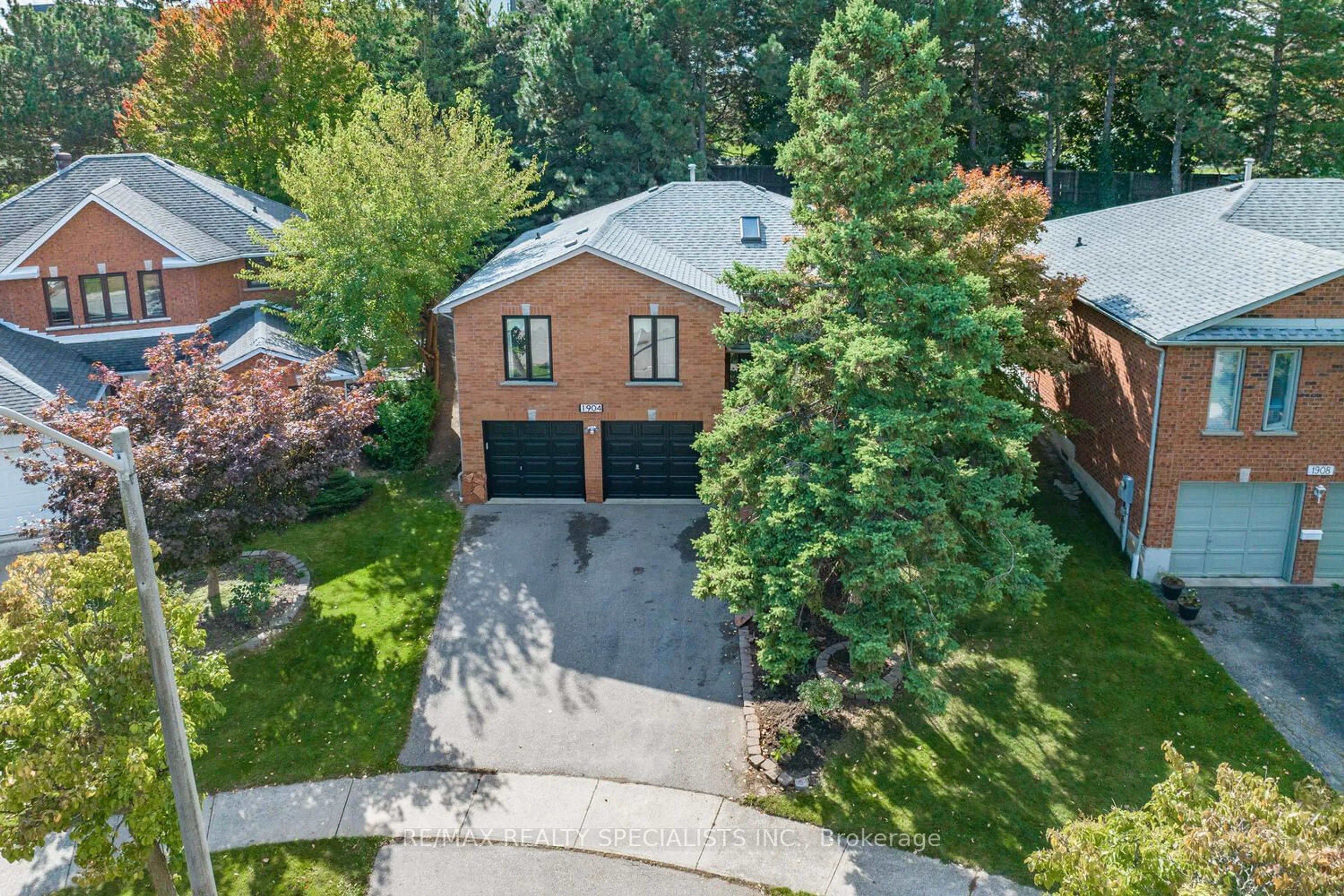 A pic from outside/outdoor area/front of a property/back of a property/a pic from drone, street for 1904 Knights Crt, Mississauga Ontario L5K 2N4