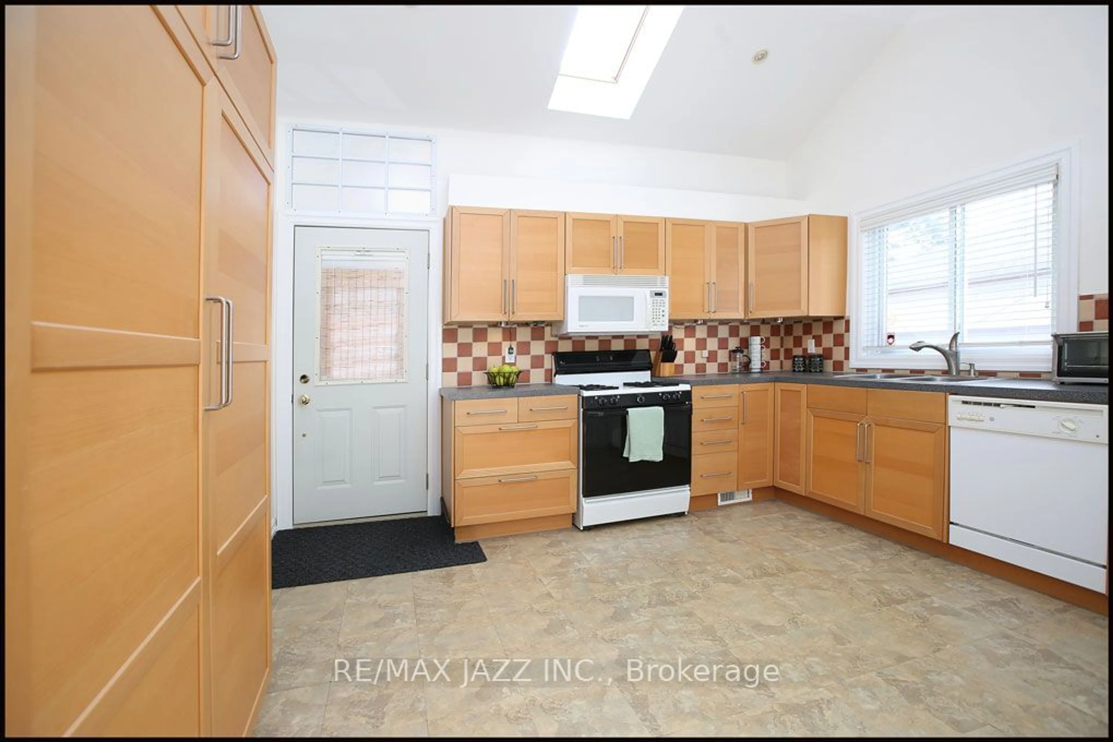 Standard kitchen, ceramic/tile floor for 251 Troy St, Mississauga Ontario L5G 1S9