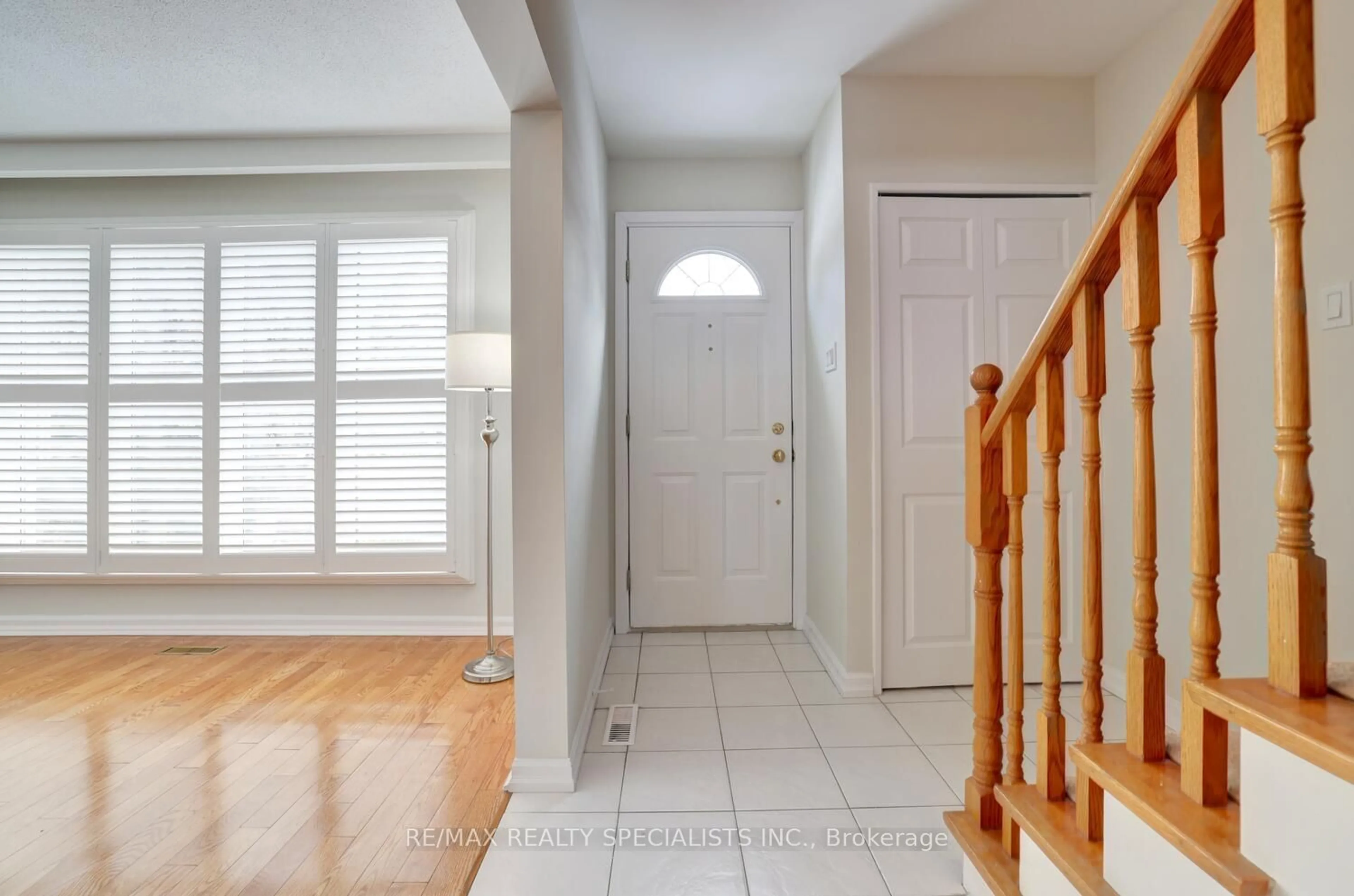 Indoor entryway for 2196 Thorn Lodge Dr, Mississauga Ontario L5K 1K2