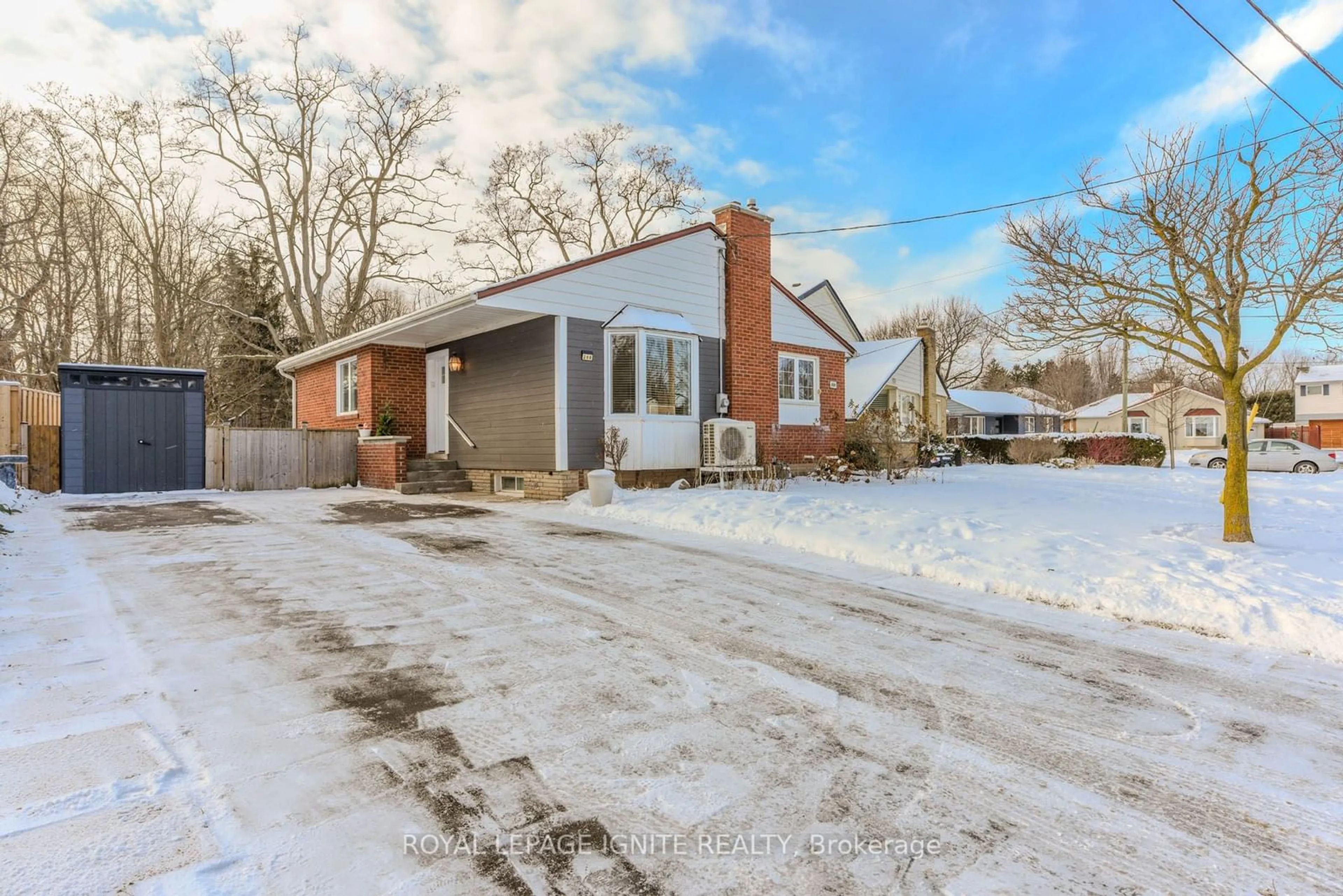 A pic from outside/outdoor area/front of a property/back of a property/a pic from drone, street for 208 Riverplace Cres, Milton Ontario L9T 1W5