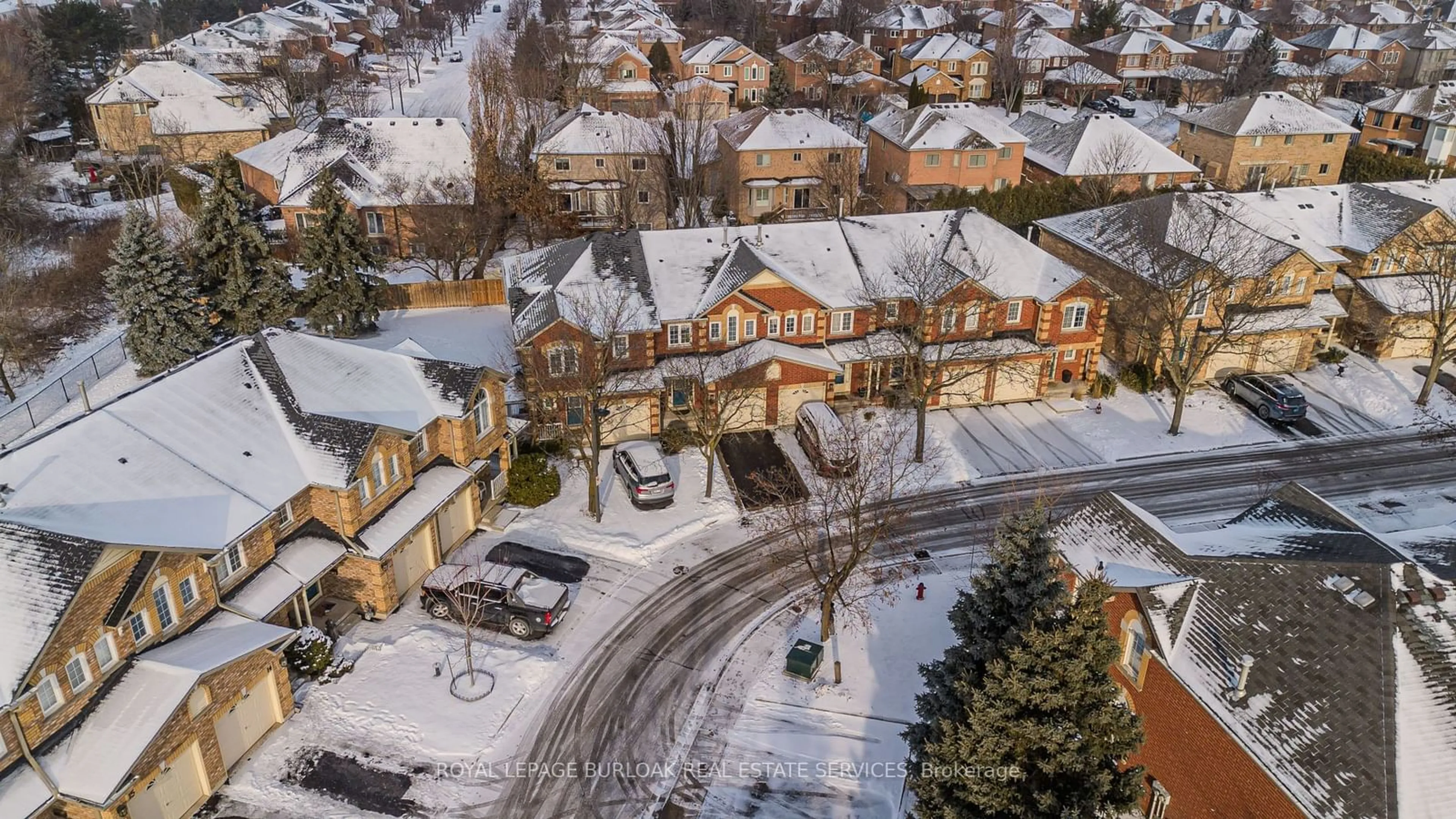 A pic from outside/outdoor area/front of a property/back of a property/a pic from drone, street for 2022 Atkinson Dr #10, Burlington Ontario L7M 4H6