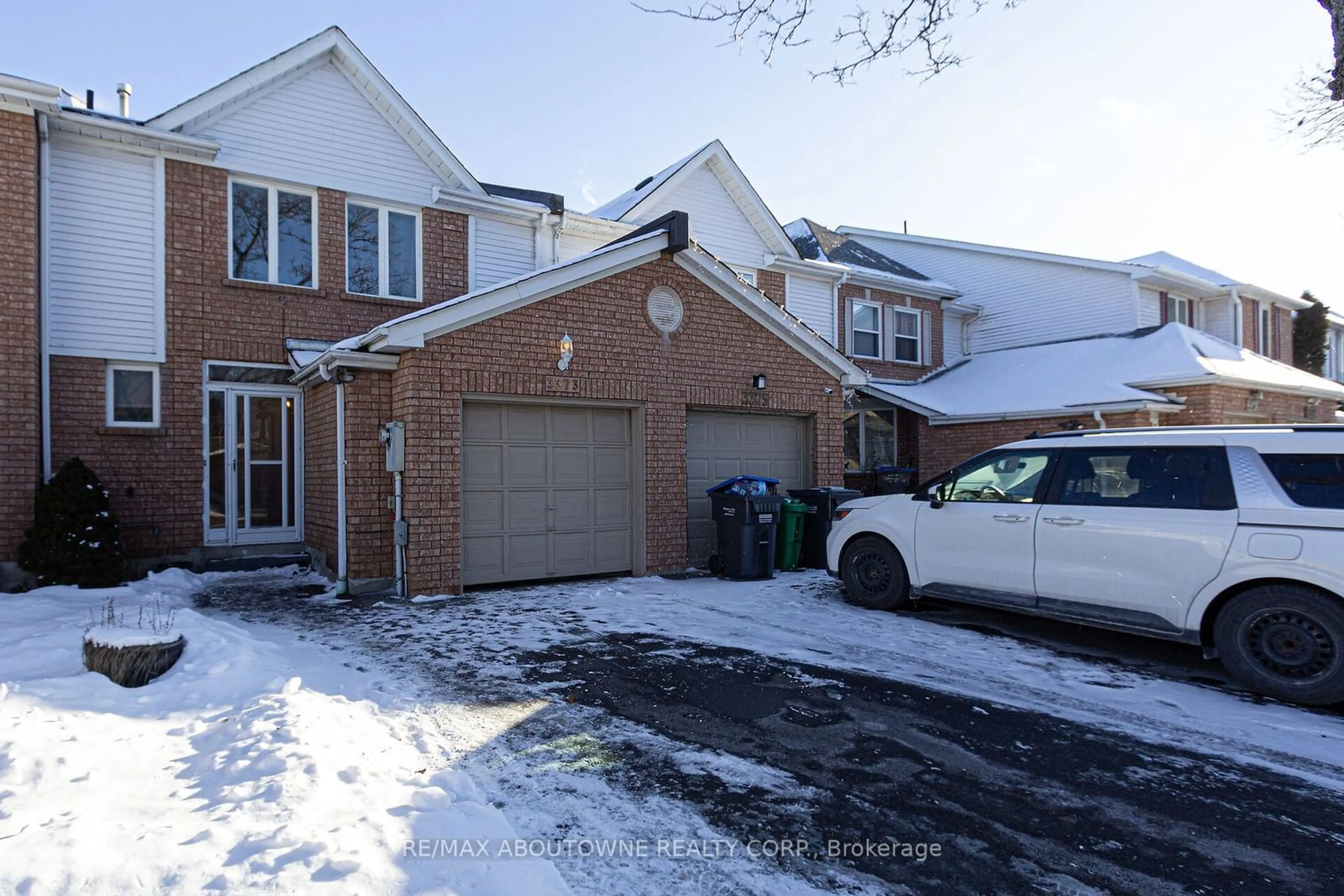 A pic from outside/outdoor area/front of a property/back of a property/a pic from drone, street for 3373 Fenwick Cres, Mississauga Ontario L5L 5N5