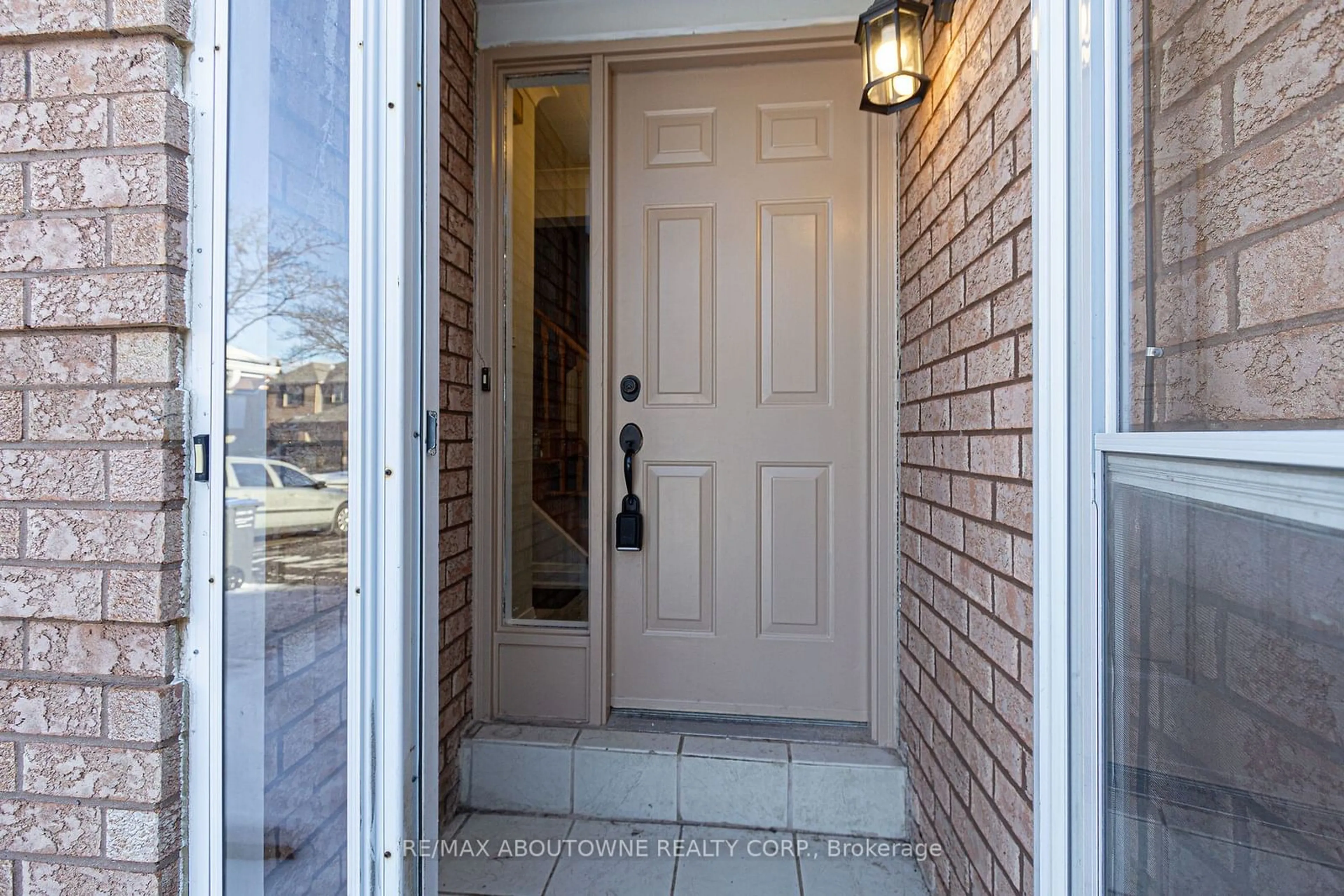 Indoor entryway for 3373 Fenwick Cres, Mississauga Ontario L5L 5N5