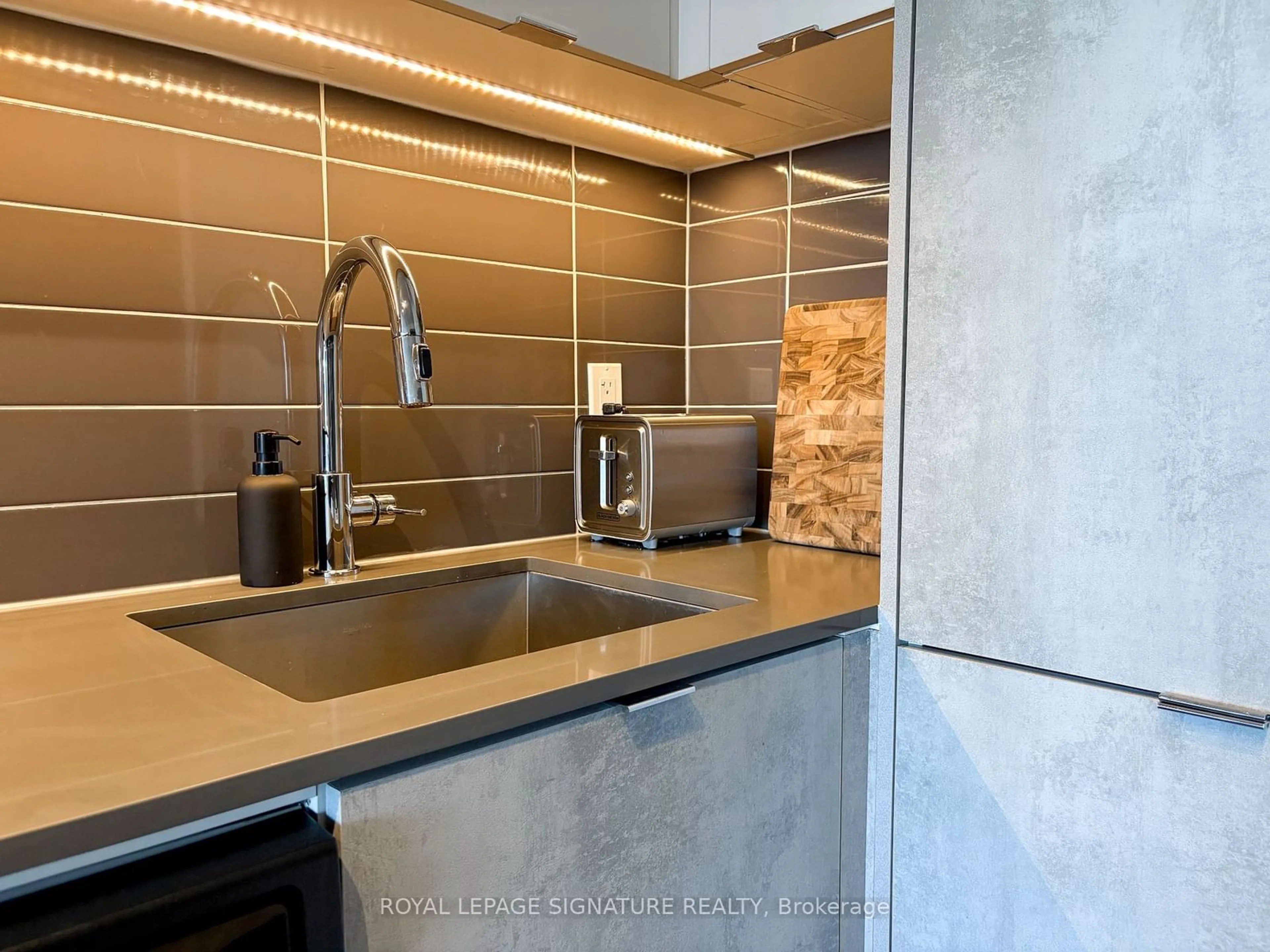 Contemporary kitchen, ceramic/tile floor for 26 Gibbs Rd #927, Toronto Ontario M9B 0E3