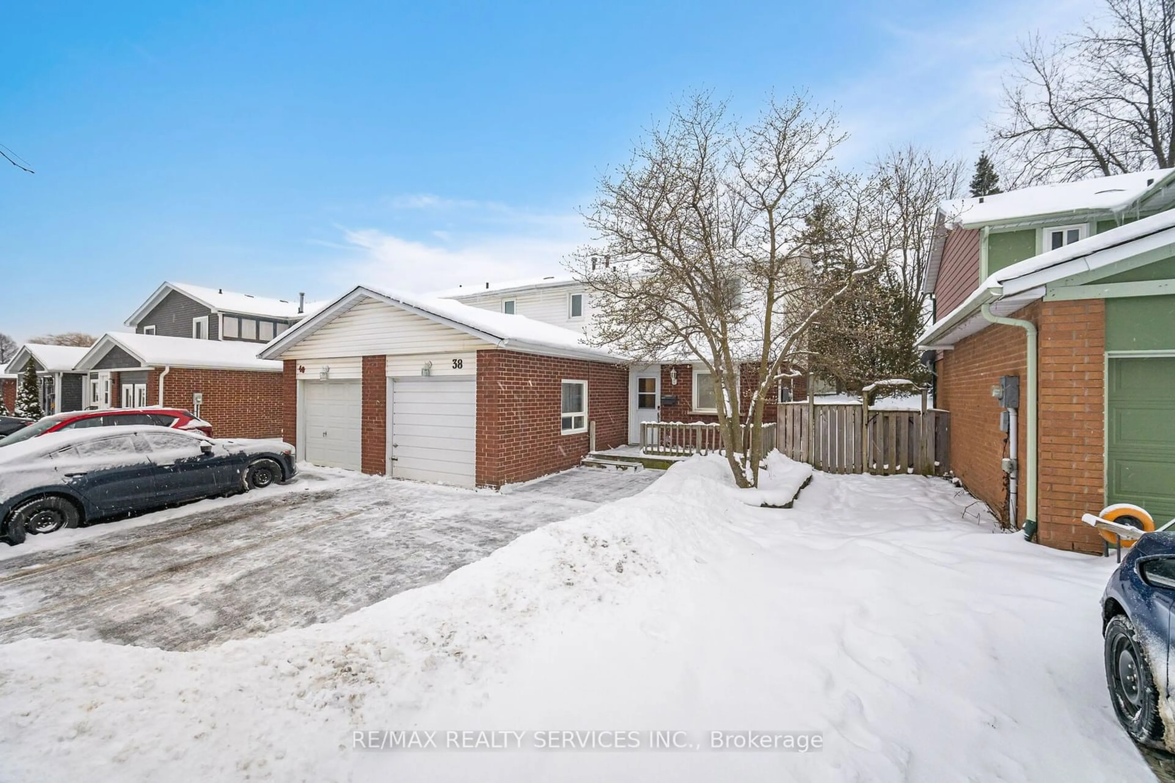 A pic from outside/outdoor area/front of a property/back of a property/a pic from drone, street for 38 Cannon Crt, Orangeville Ontario L9W 3P8