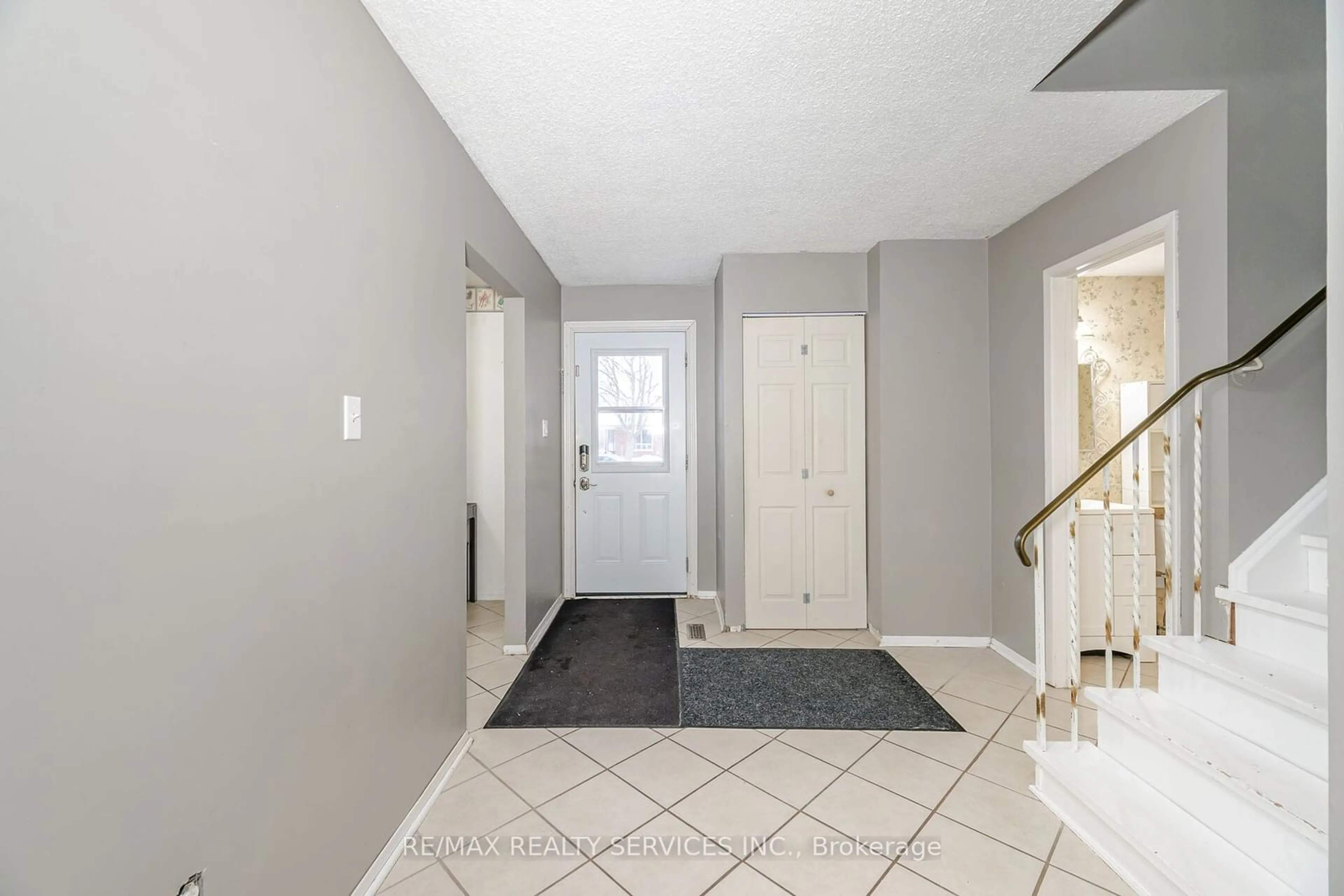 Indoor entryway for 38 Cannon Crt, Orangeville Ontario L9W 3P8