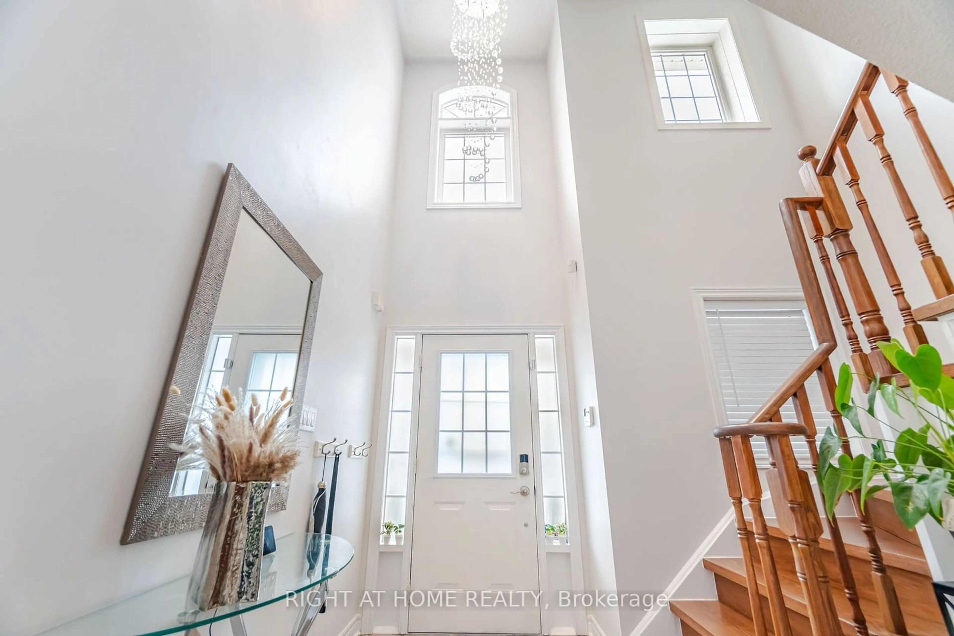 Indoor entryway for 1071 Kennedy Circ, Milton Ontario L9T 5S5