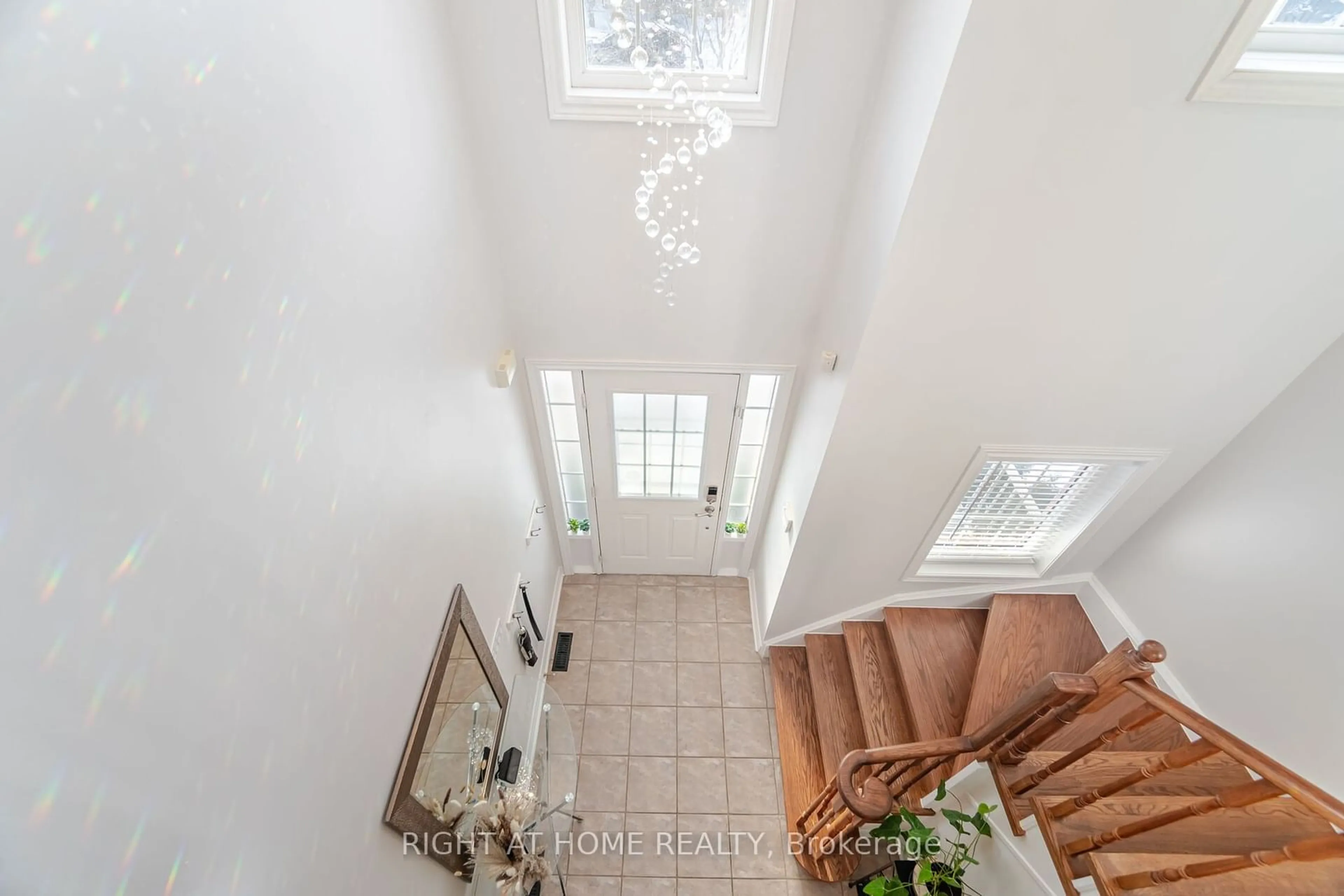 Indoor foyer for 1071 Kennedy Circ, Milton Ontario L9T 5S5