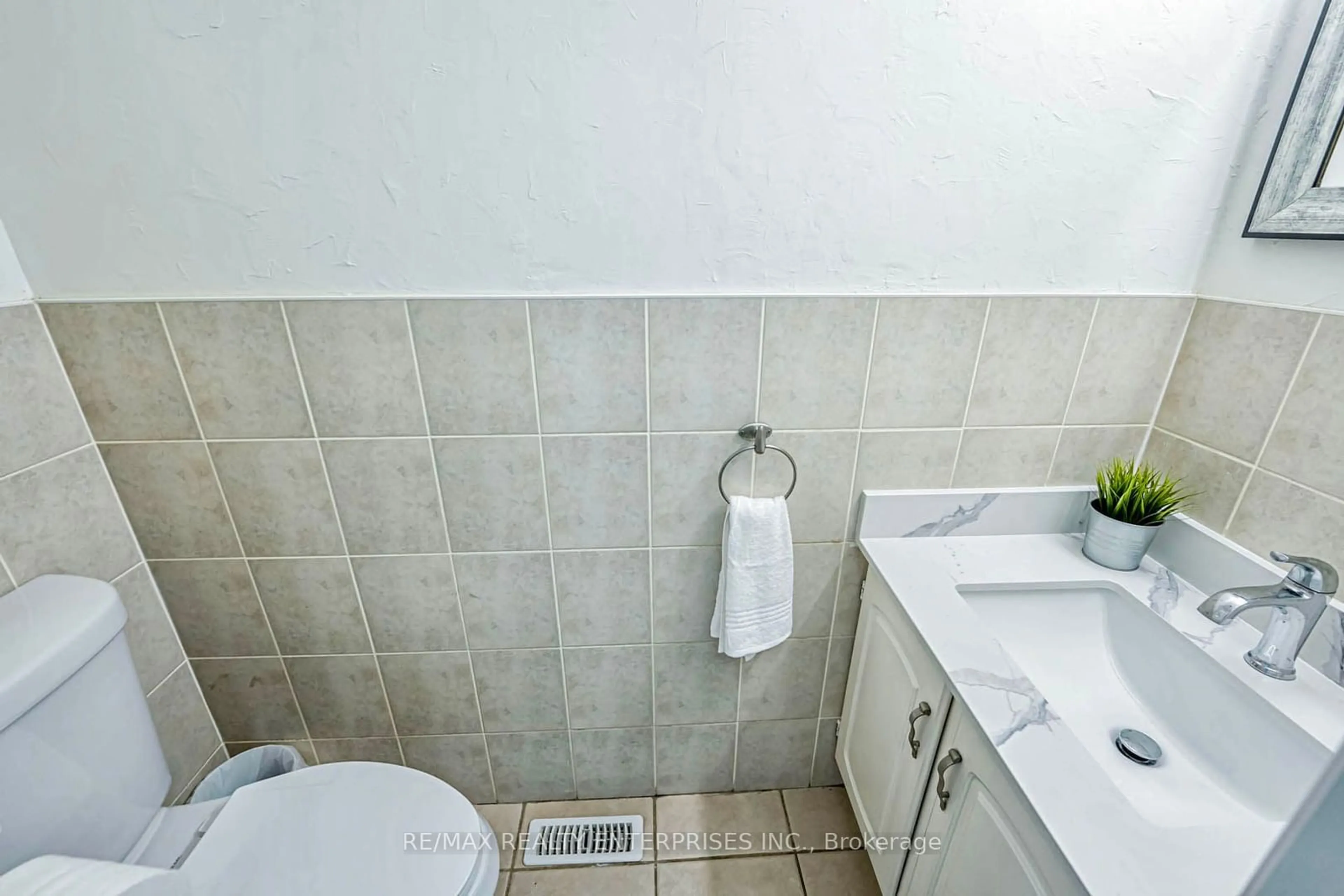 Standard bathroom, unknown for 3323 Martins Pine Cres, Mississauga Ontario L5L 1G3