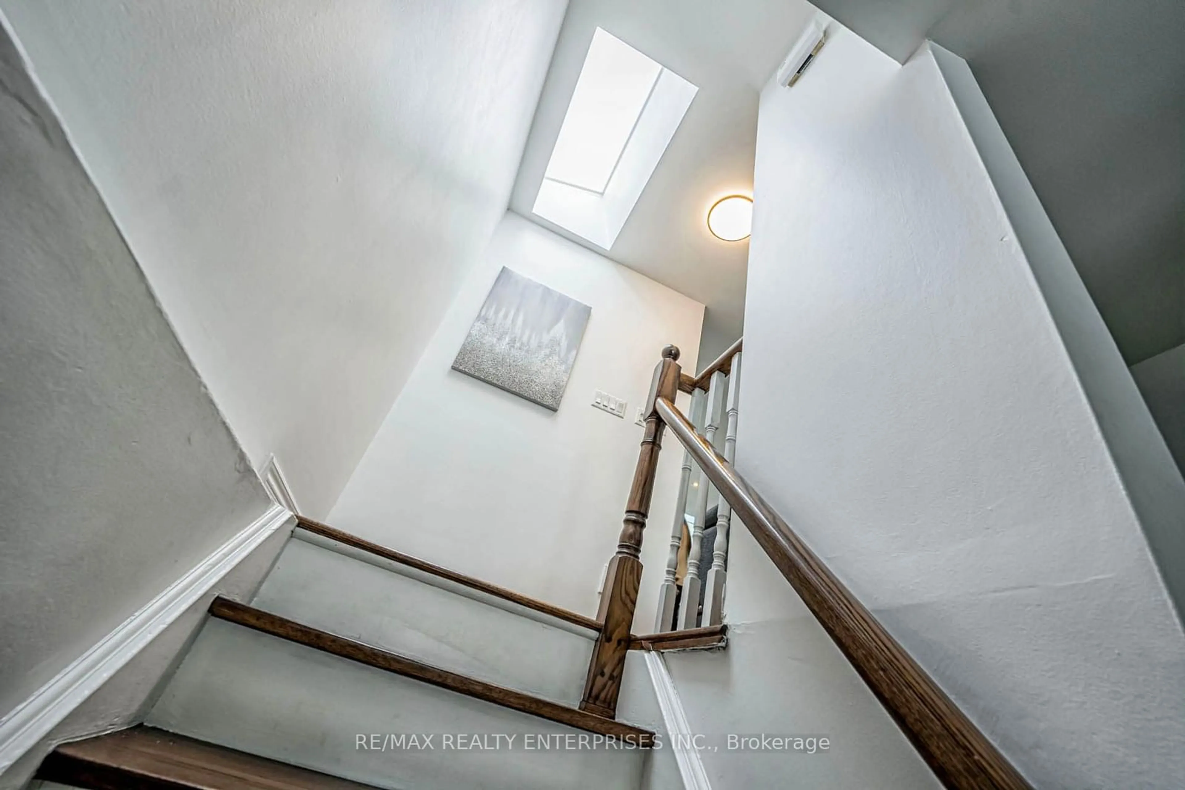 Stairs for 3323 Martins Pine Cres, Mississauga Ontario L5L 1G3