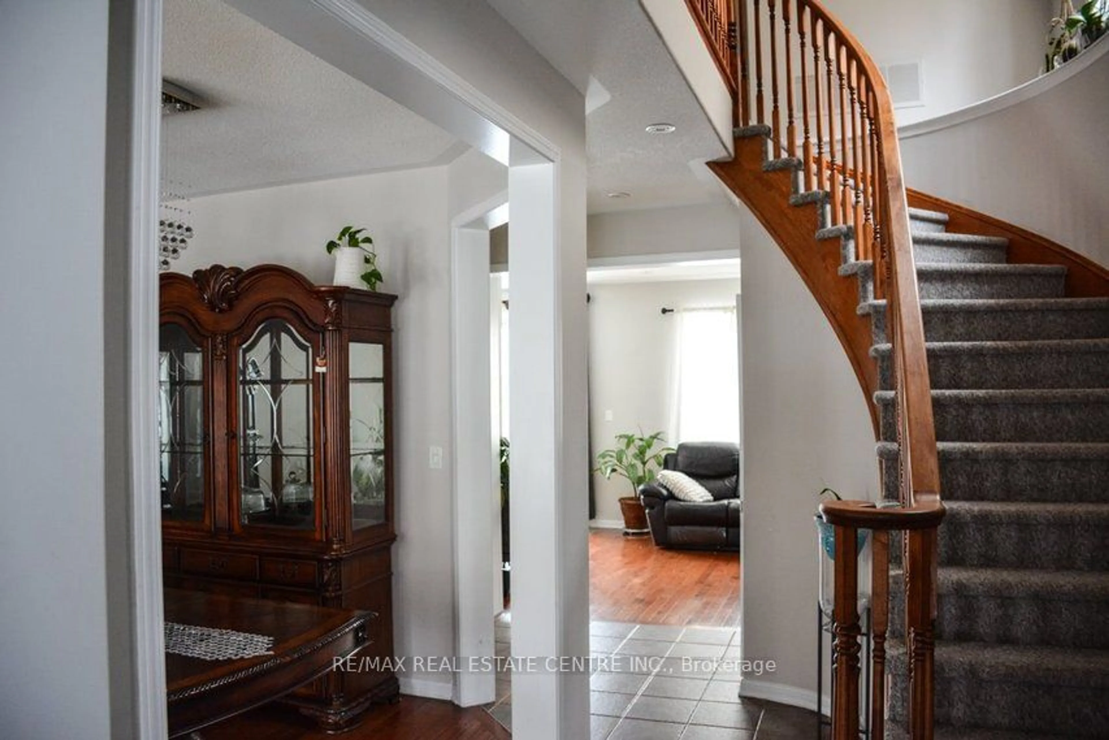 Indoor foyer for 448 Tonelli Lane, Milton Ontario L9T 0N5