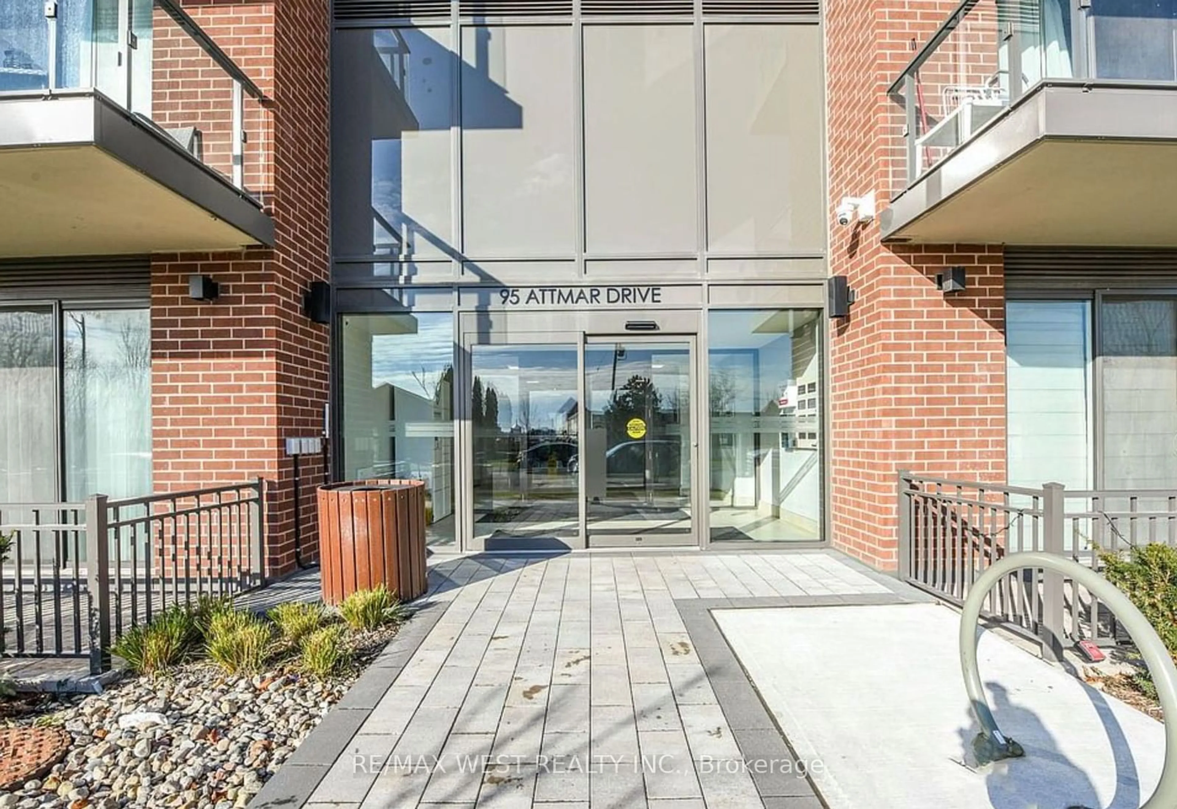 Indoor foyer for 95 Attmar Dr #106, Brampton Ontario L6P 0Y6