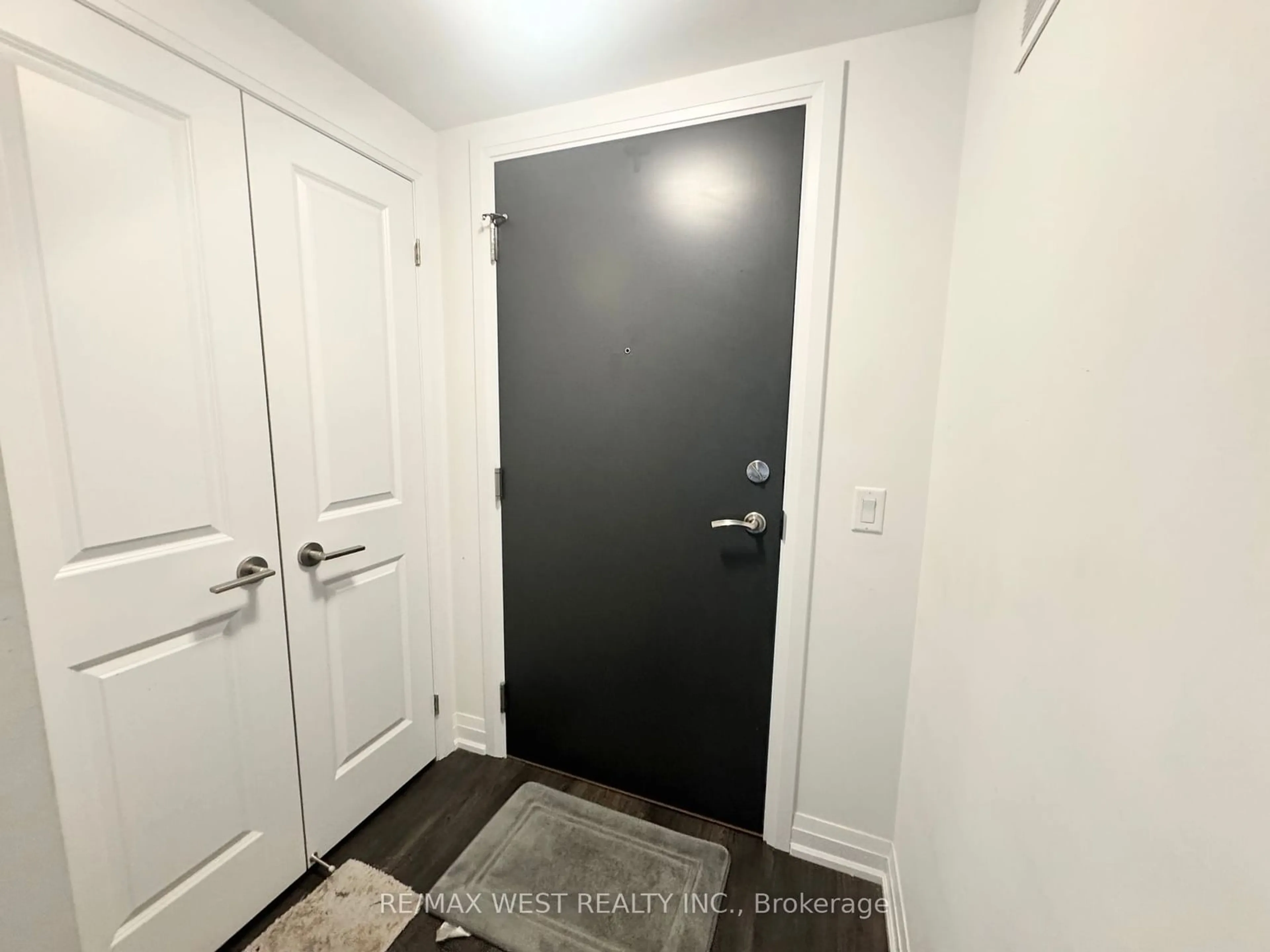 Indoor entryway for 95 Attmar Dr #106, Brampton Ontario L6P 0Y6