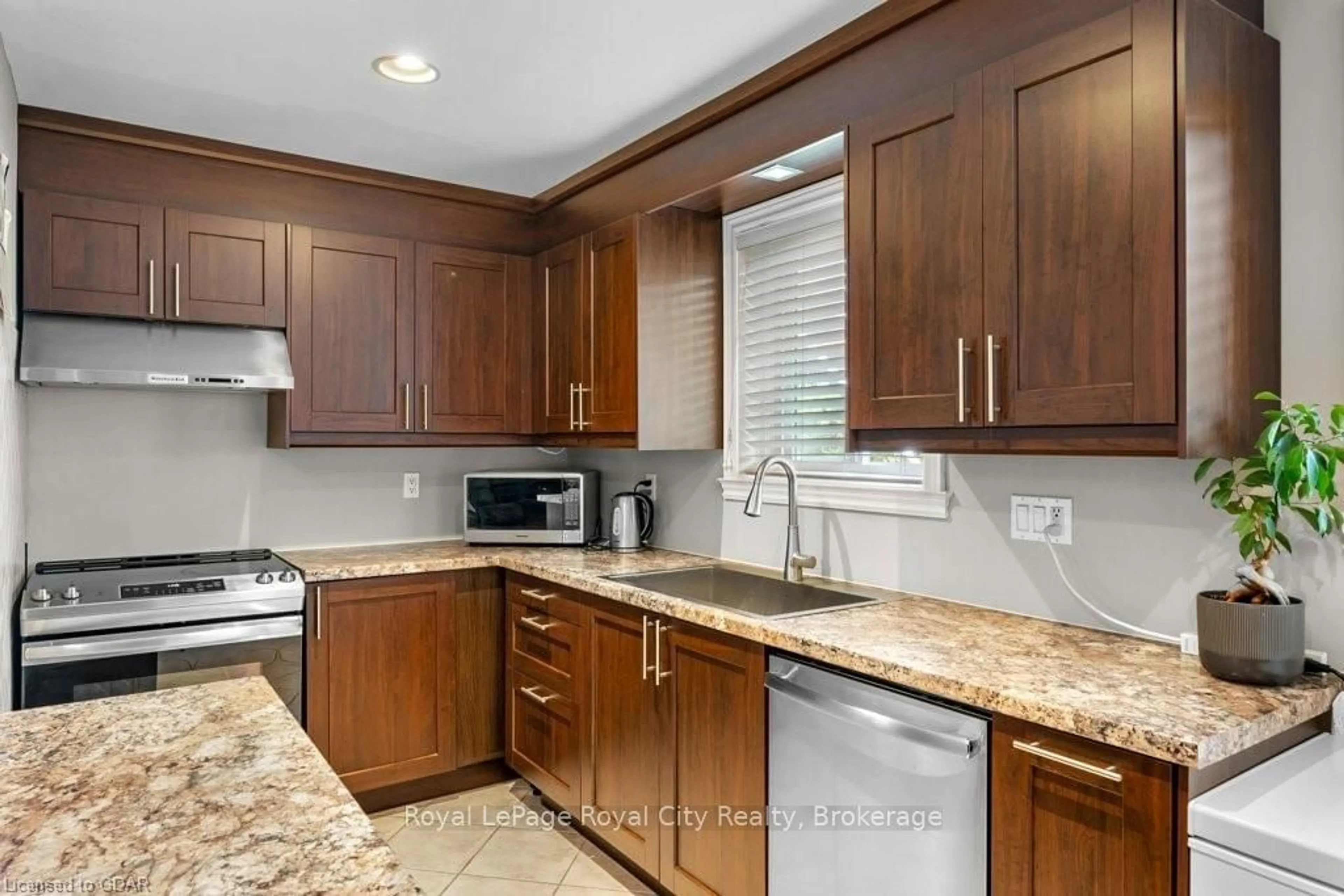 Standard kitchen, ceramic/tile floor for 758 Annamore Rd, Mississauga Ontario L4Y 2V7