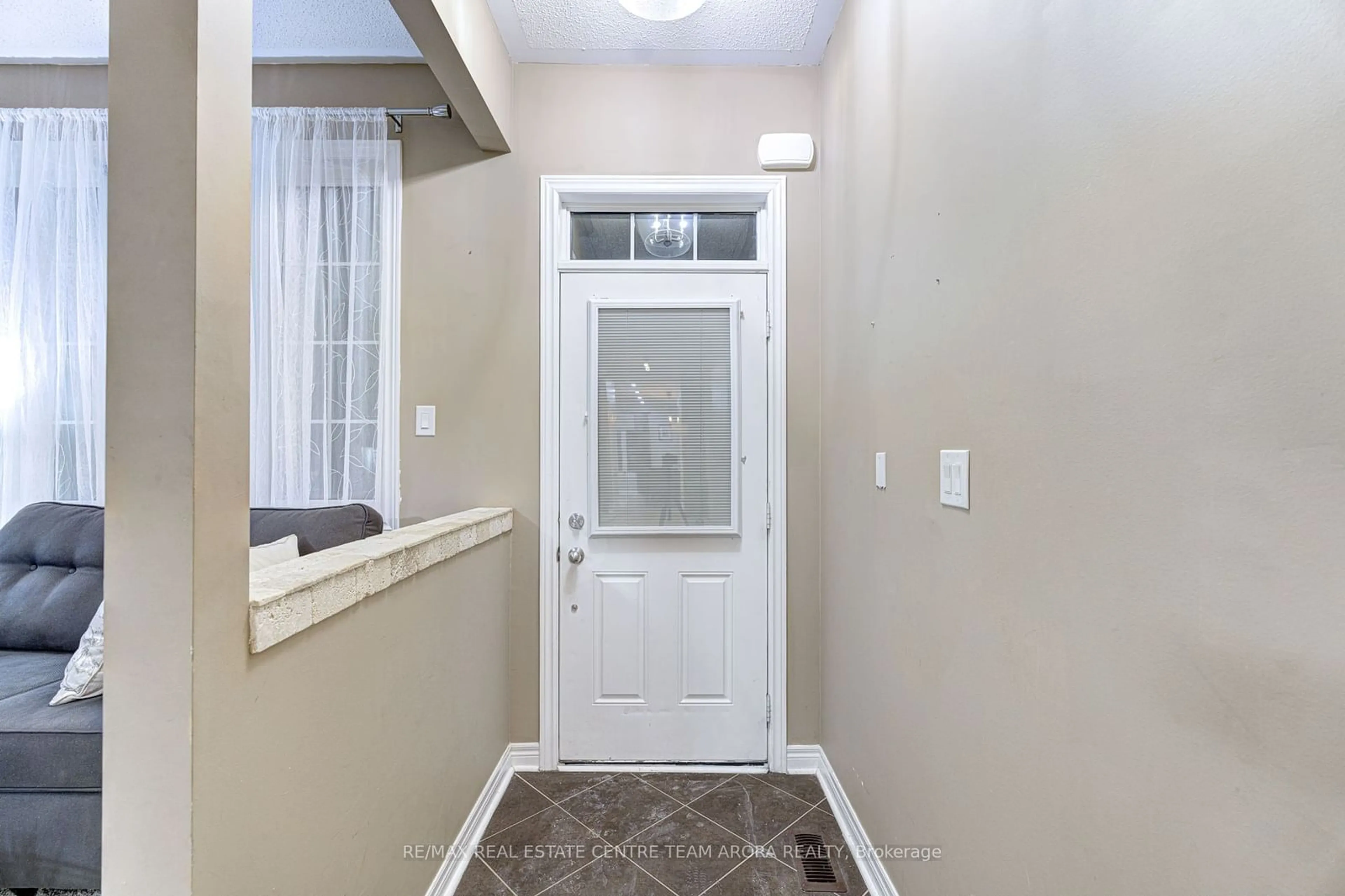 Indoor entryway for 8 Kawana Rd, Brampton Ontario L6Y 0W1