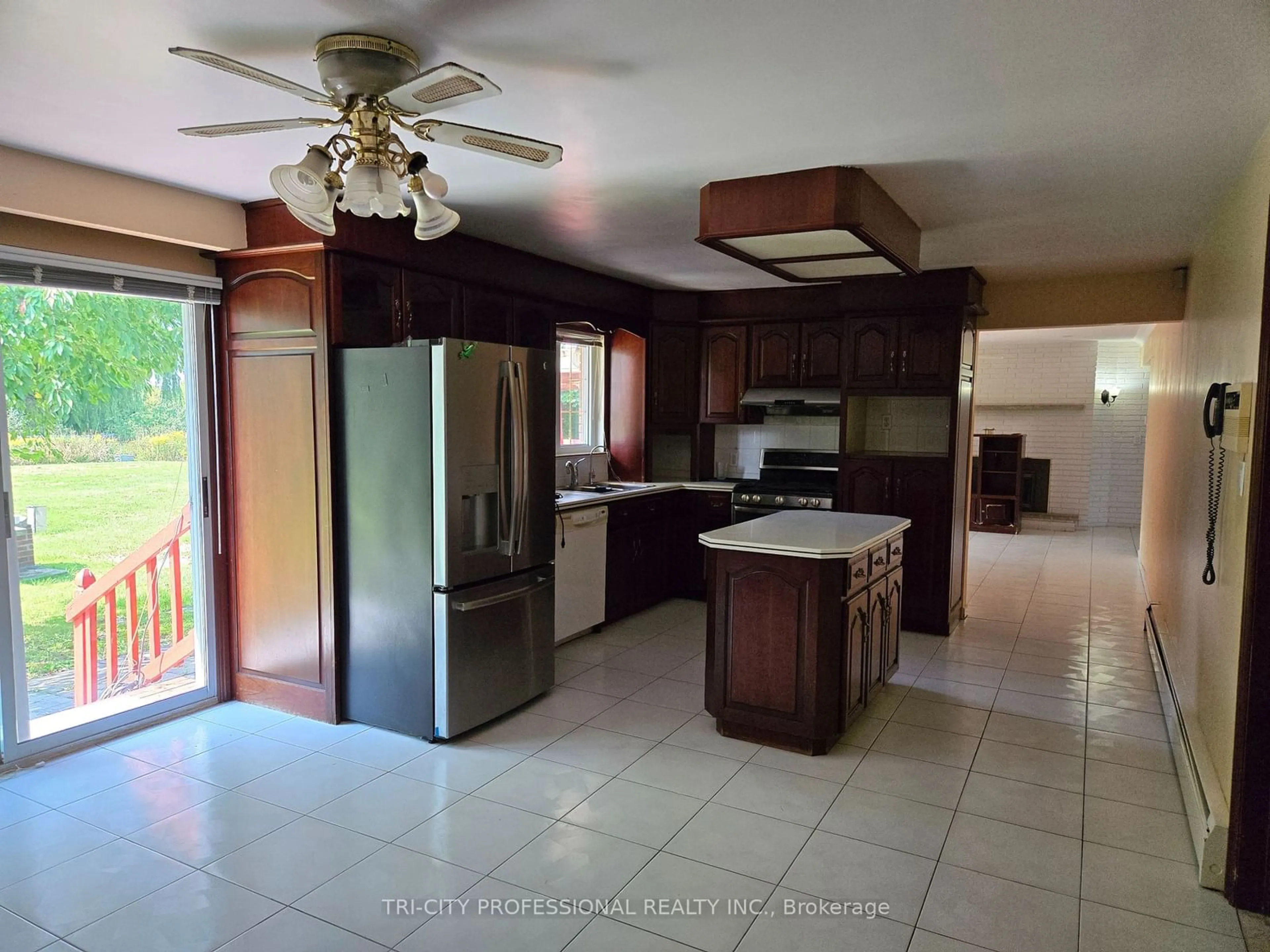 Open concept kitchen, ceramic/tile floor for 13894 Innis Lake Rd, Caledon Ontario L7C 2Y6