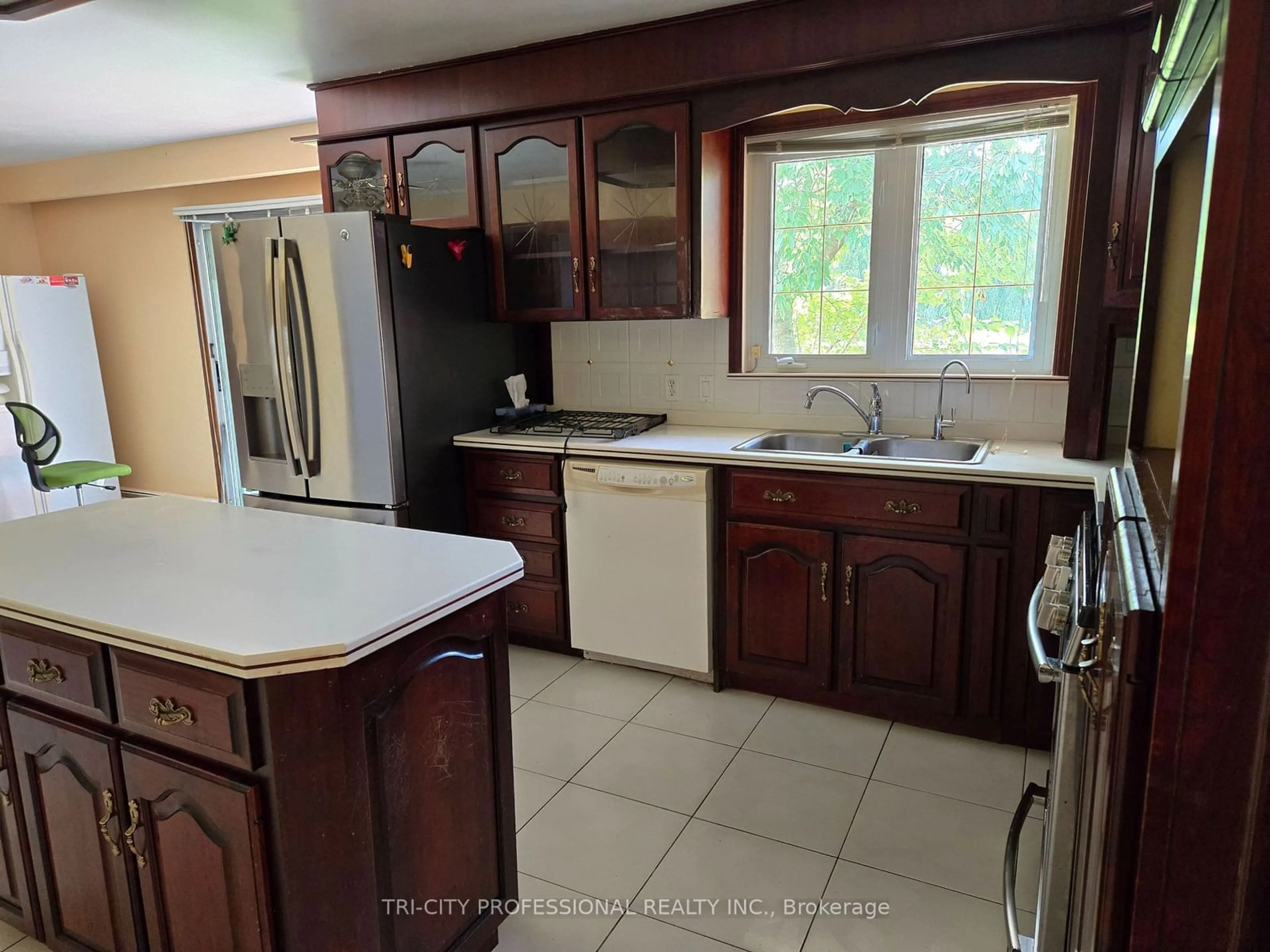 Standard kitchen, ceramic/tile floor for 13894 Innis Lake Rd, Caledon Ontario L7C 2Y6