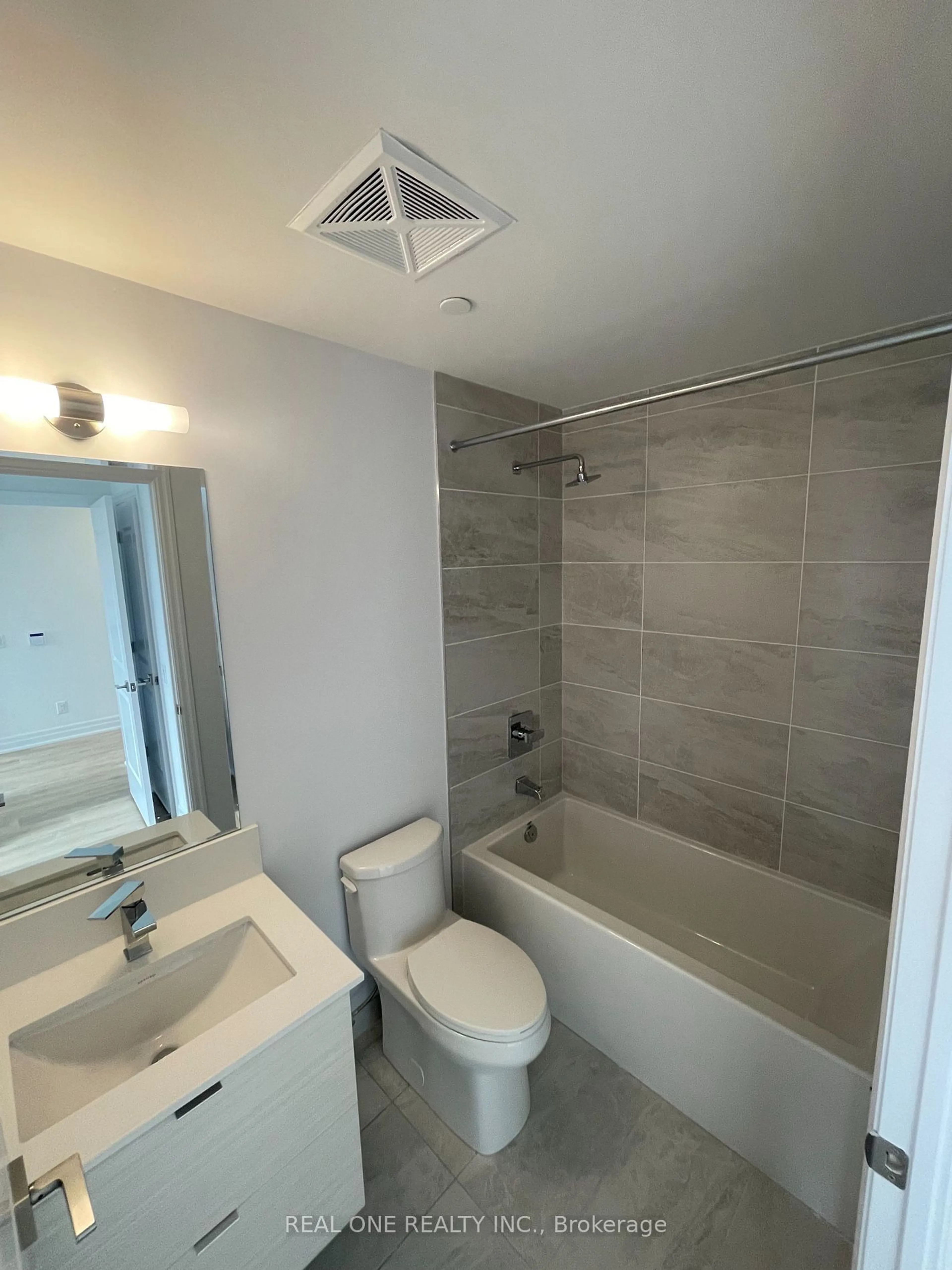 Standard bathroom, ceramic/tile floor for 36 Elm Dr #3008, Mississauga Ontario L5B 0N3