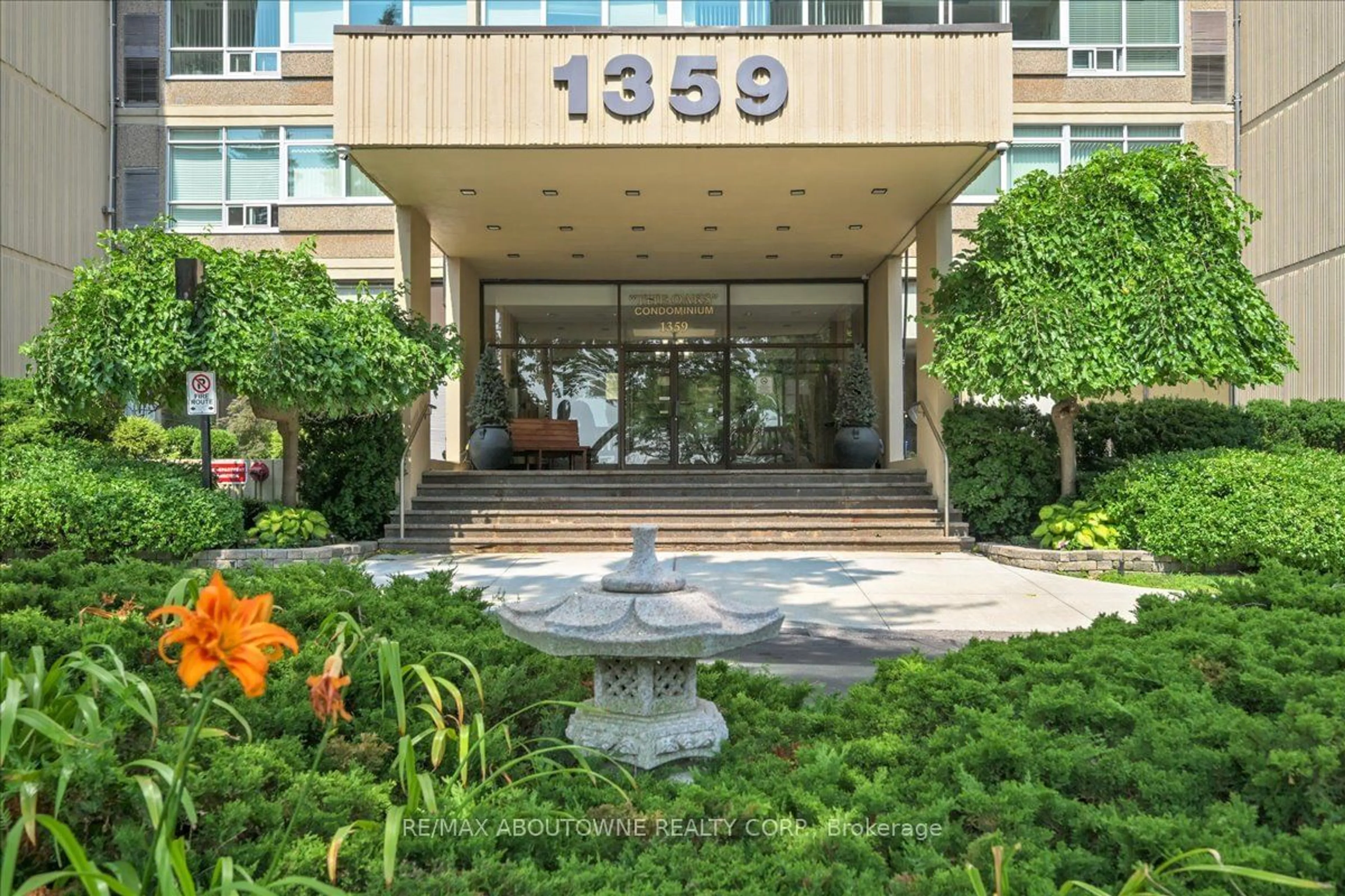 Indoor foyer for 1359 White Oaks Blvd #1006, Oakville Ontario L6H 2R8