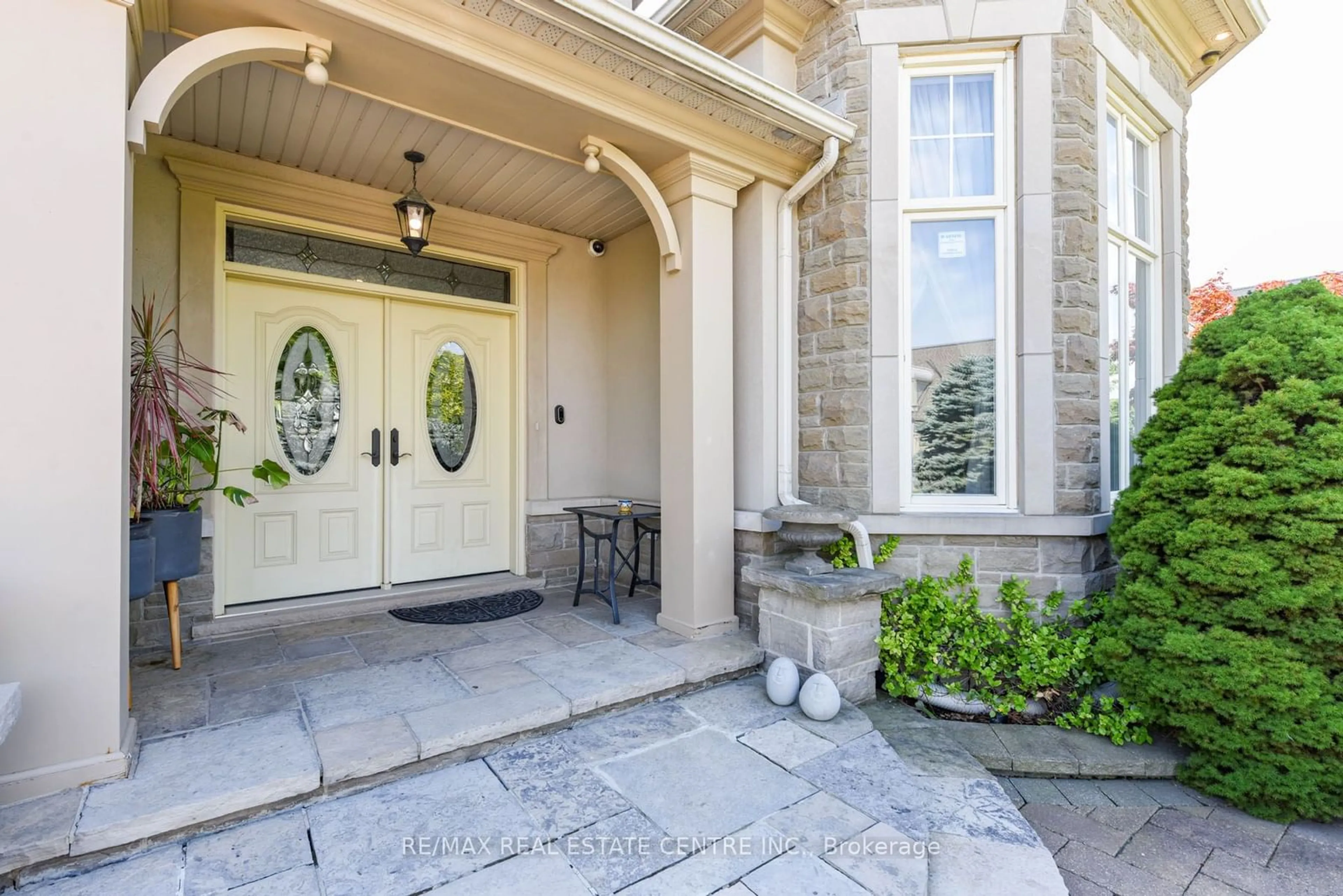 Indoor entryway for 819 Canyon St, Mississauga Ontario L5H 4M3