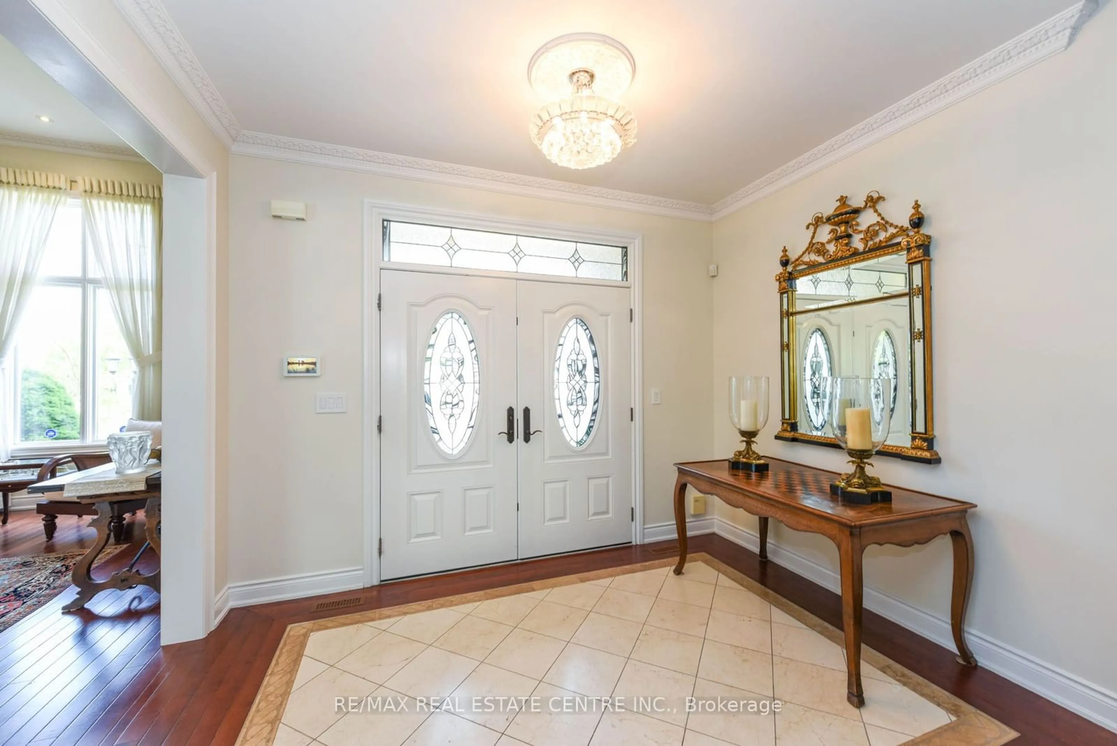 Indoor entryway for 819 Canyon St, Mississauga Ontario L5H 4M3