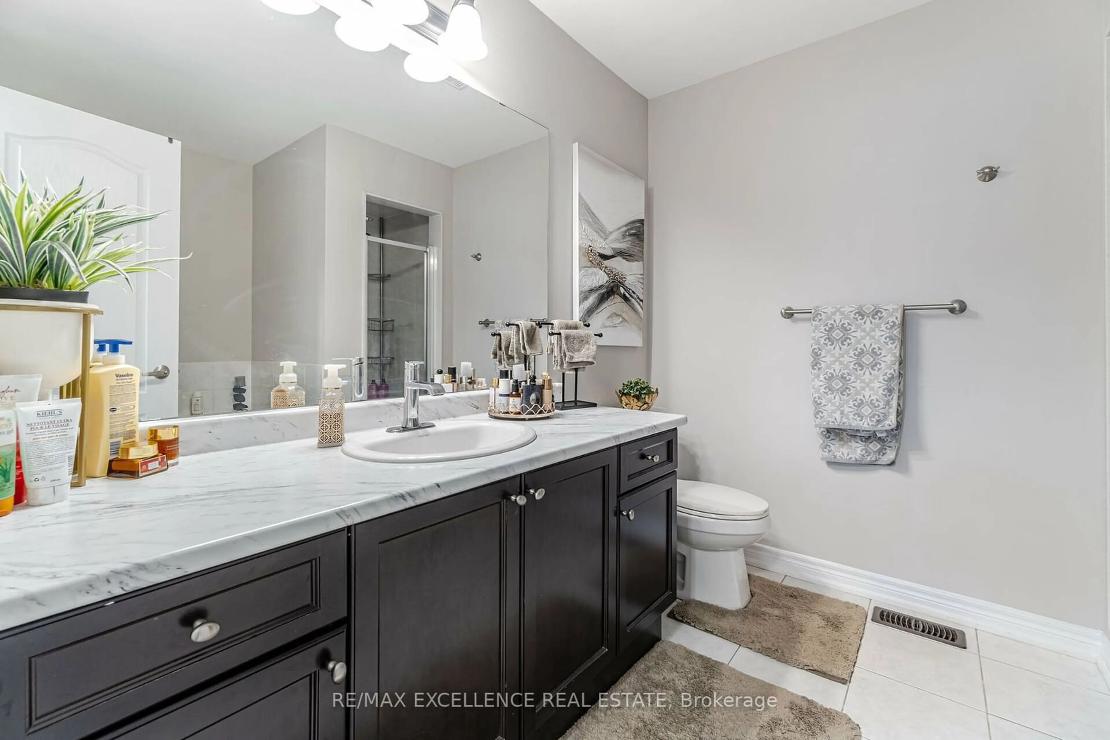 Contemporary bathroom, ceramic/tile floor for 15 Davenfield Circ, Brampton Ontario L6P 4M2