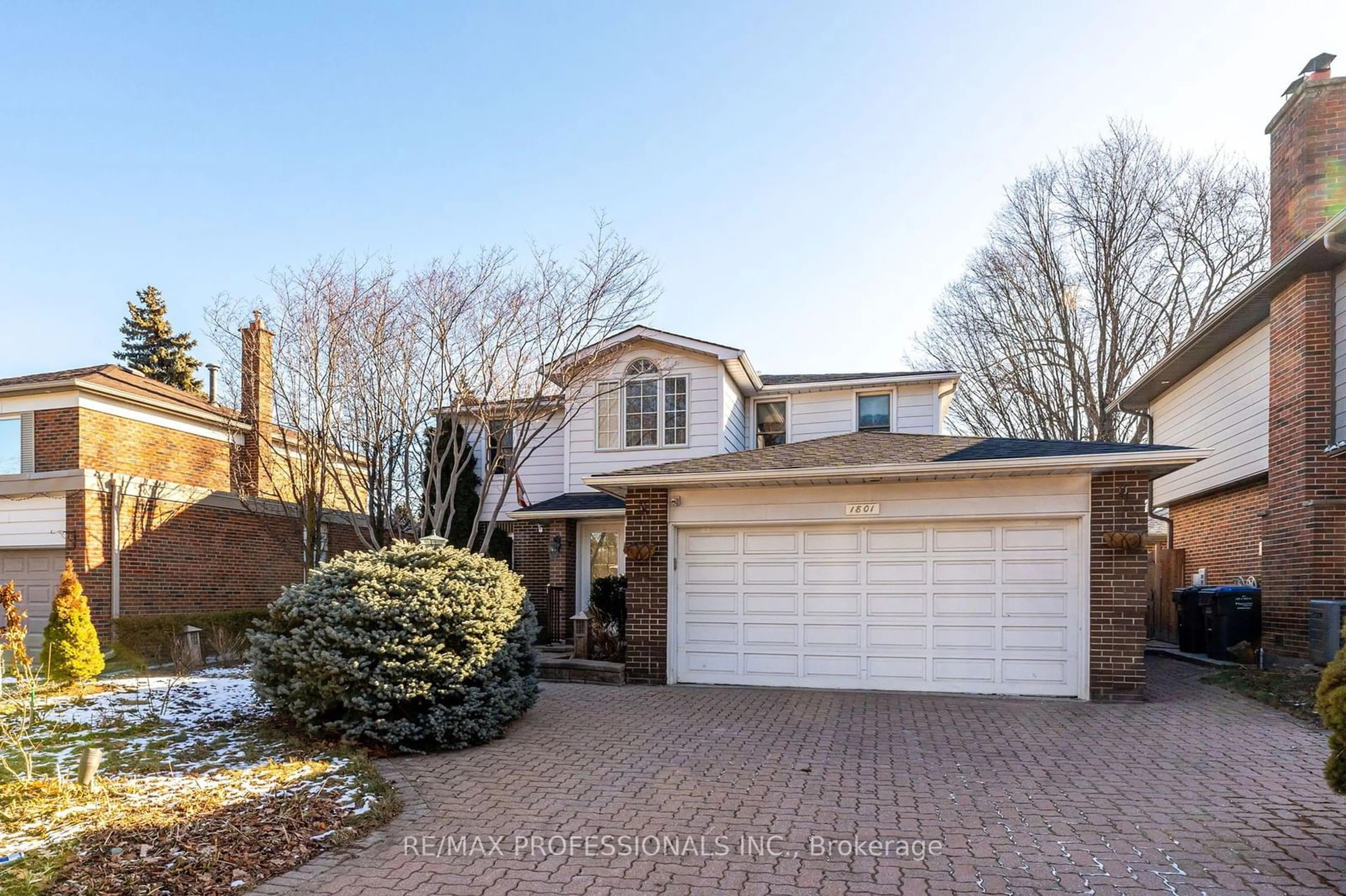 Home with brick exterior material, street for 1801 Stonepath Cres, Mississauga Ontario L4X 1Y1