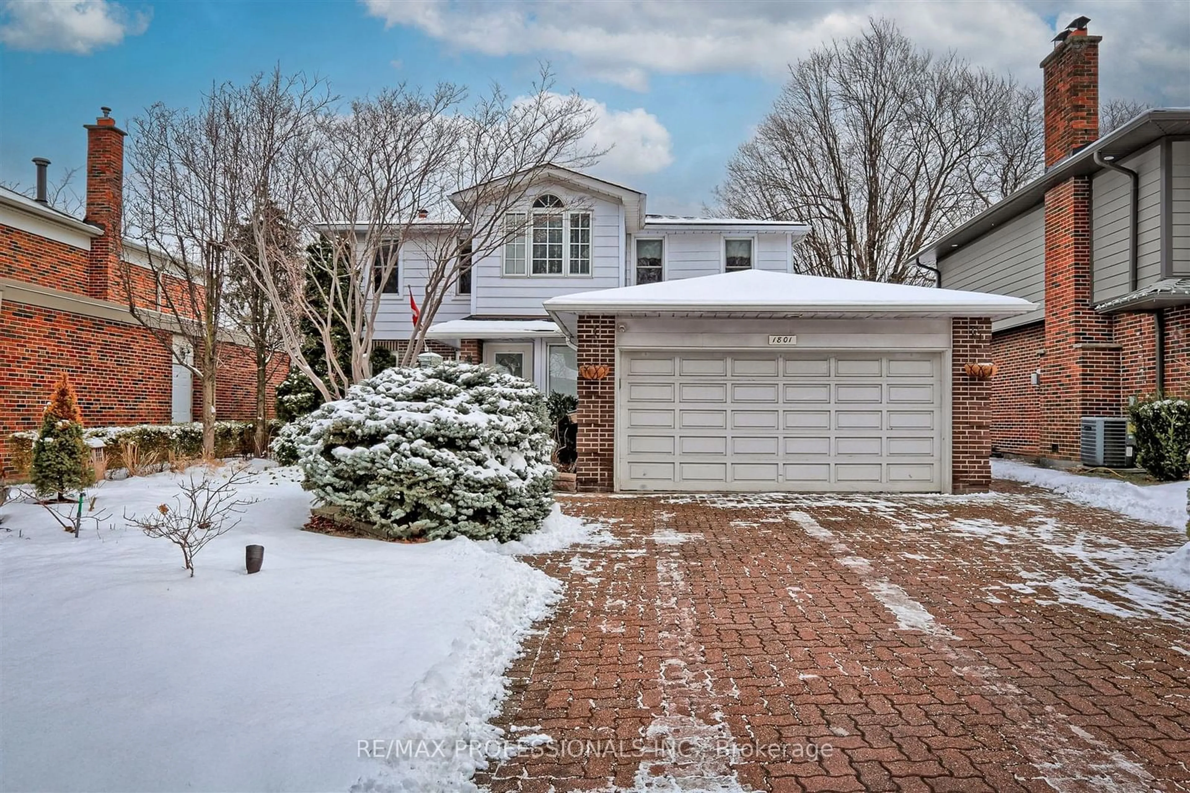 Home with brick exterior material, street for 1801 Stonepath Cres, Mississauga Ontario L4X 1Y1