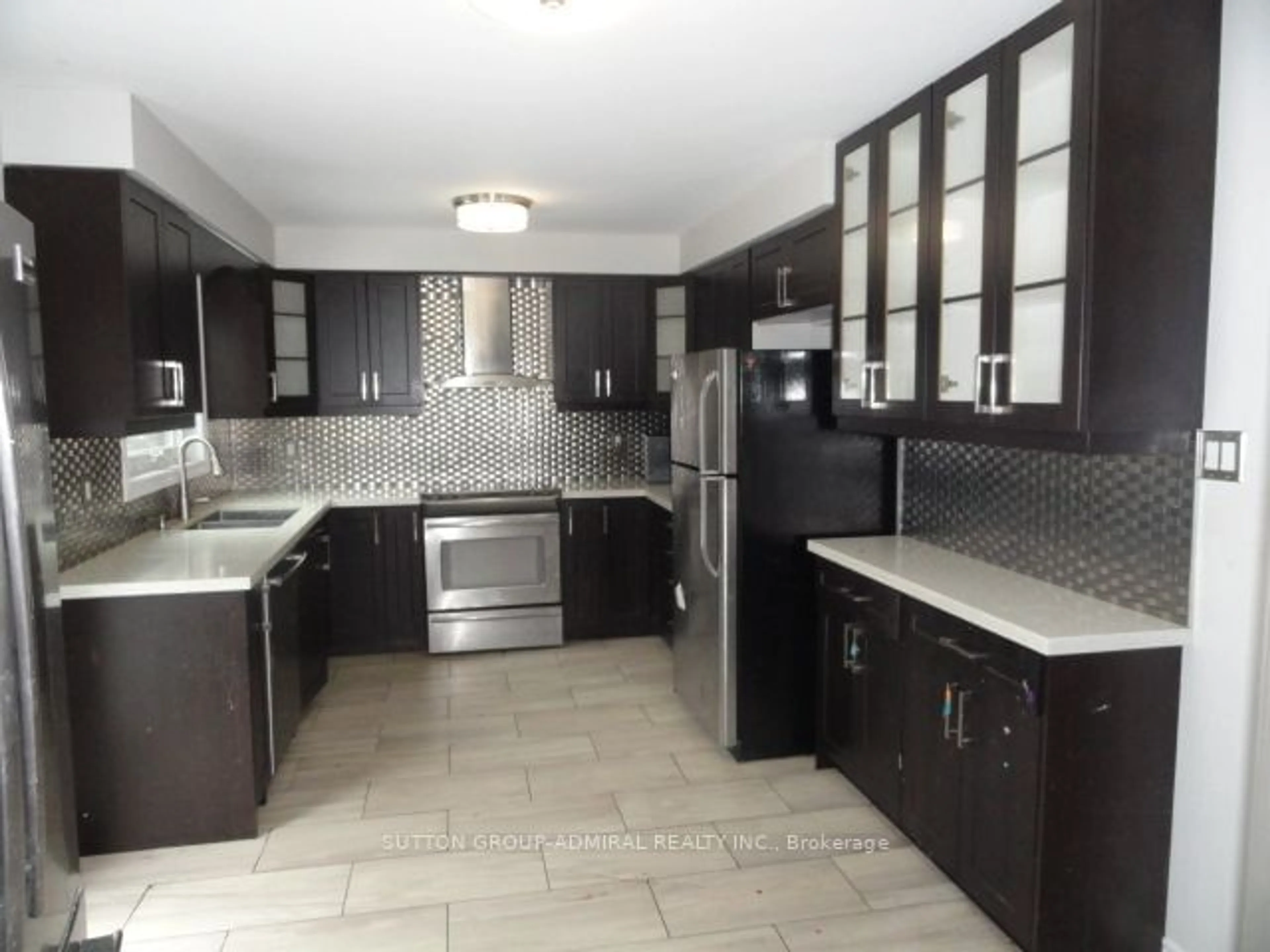 Open concept kitchen, ceramic/tile floor for 963 Fielder Dr, Mississauga Ontario L5V 2S2