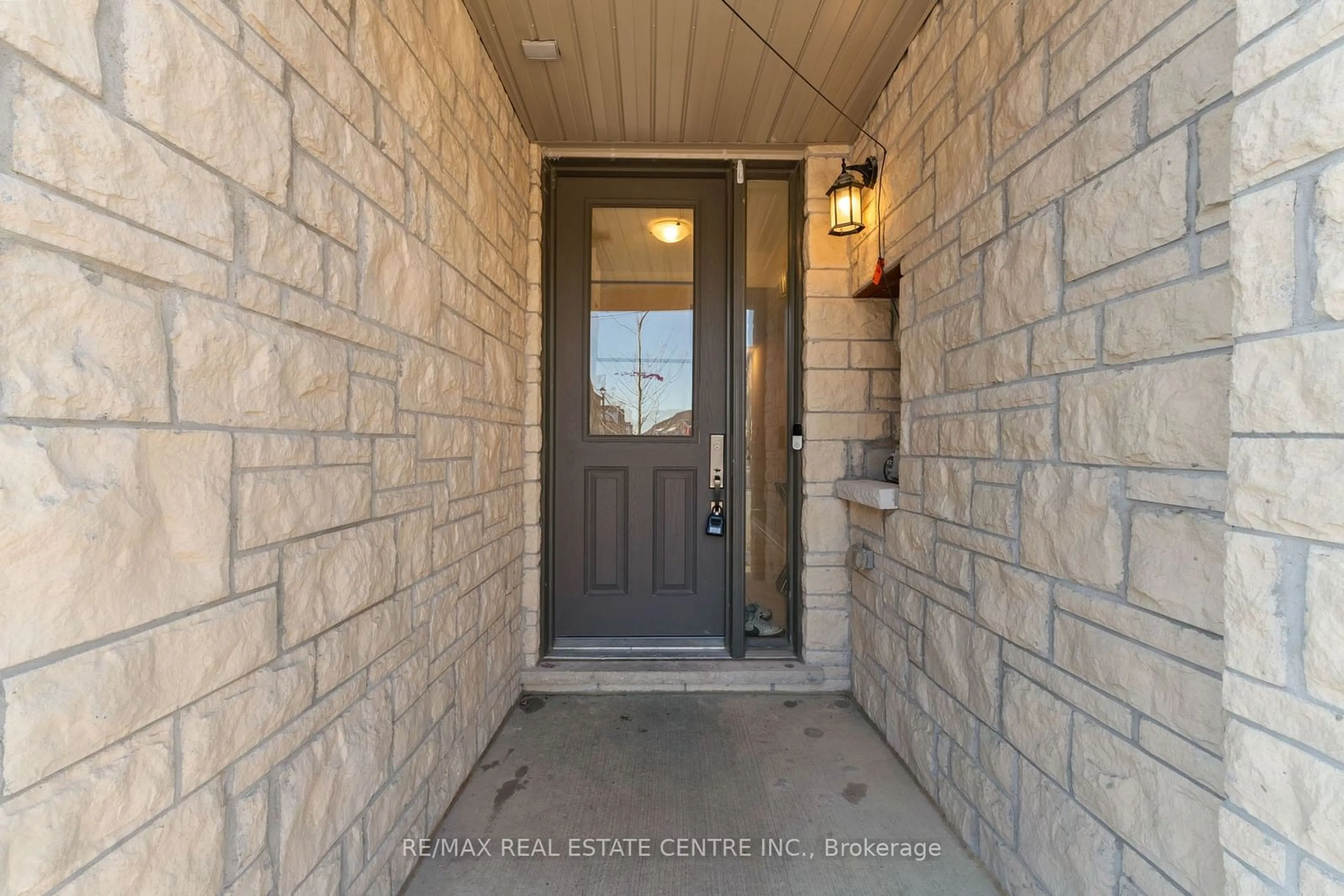 Indoor entryway for 16 Arcola St, Brampton Ontario L6P 4N7