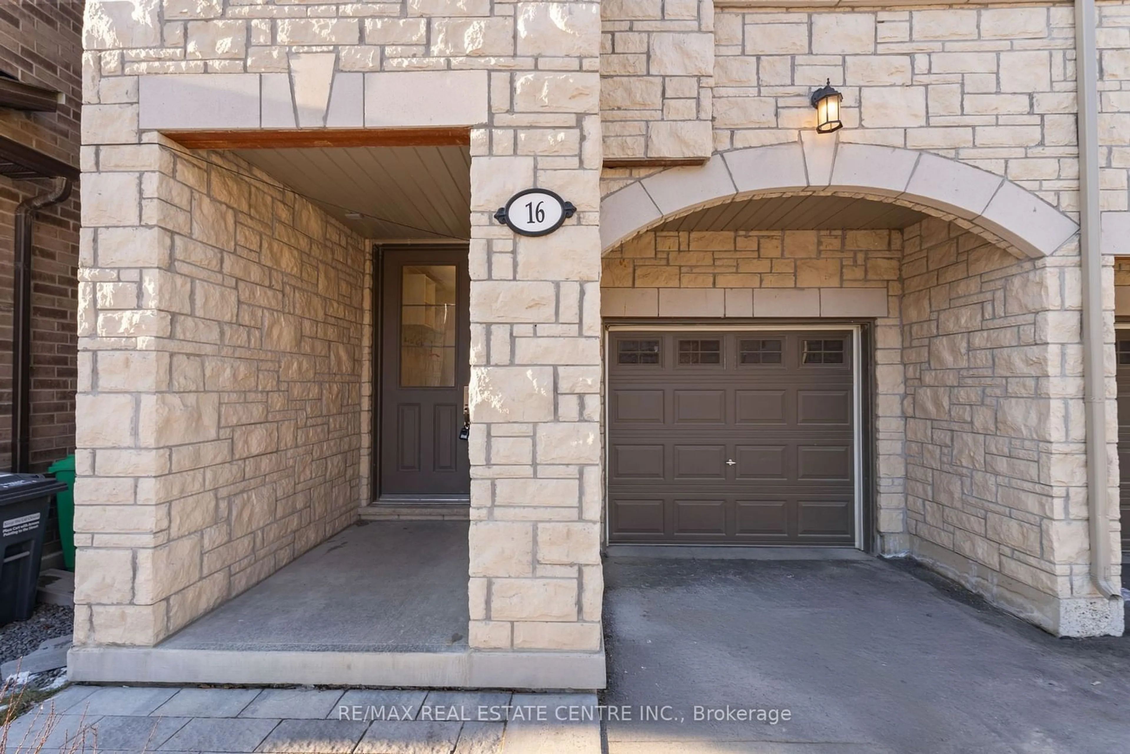 Indoor entryway for 16 Arcola St, Brampton Ontario L6P 4N7