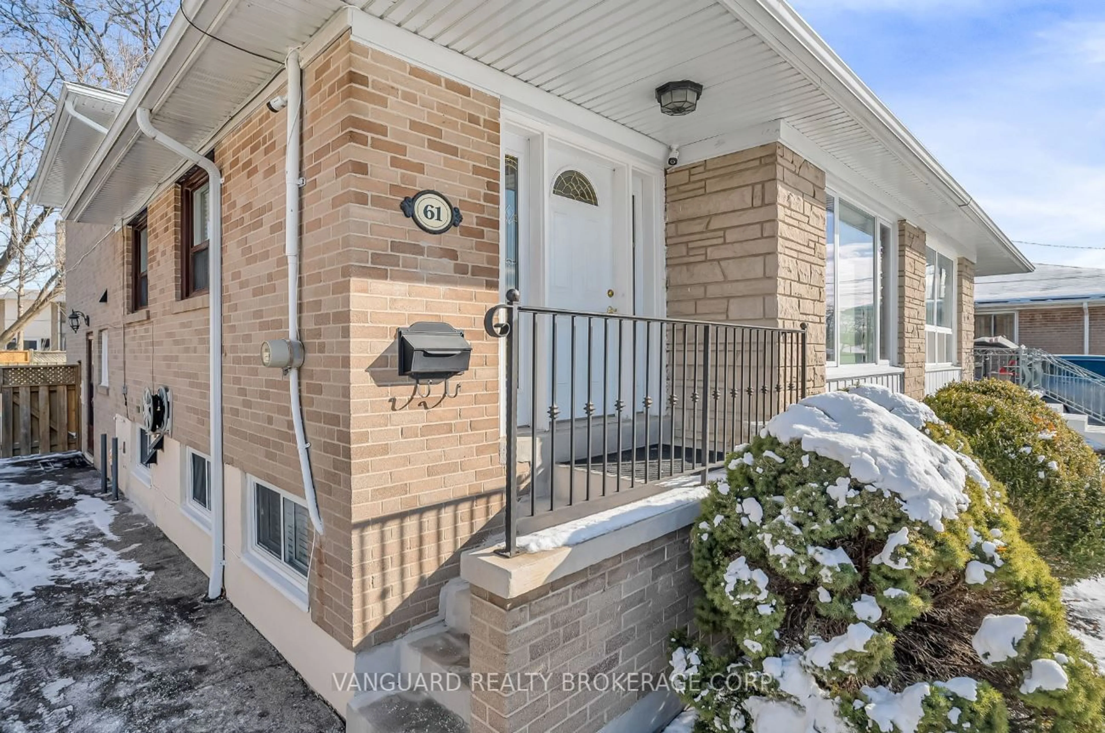 Indoor entryway for 61 Gambello Cres, Toronto Ontario M3J 1W2