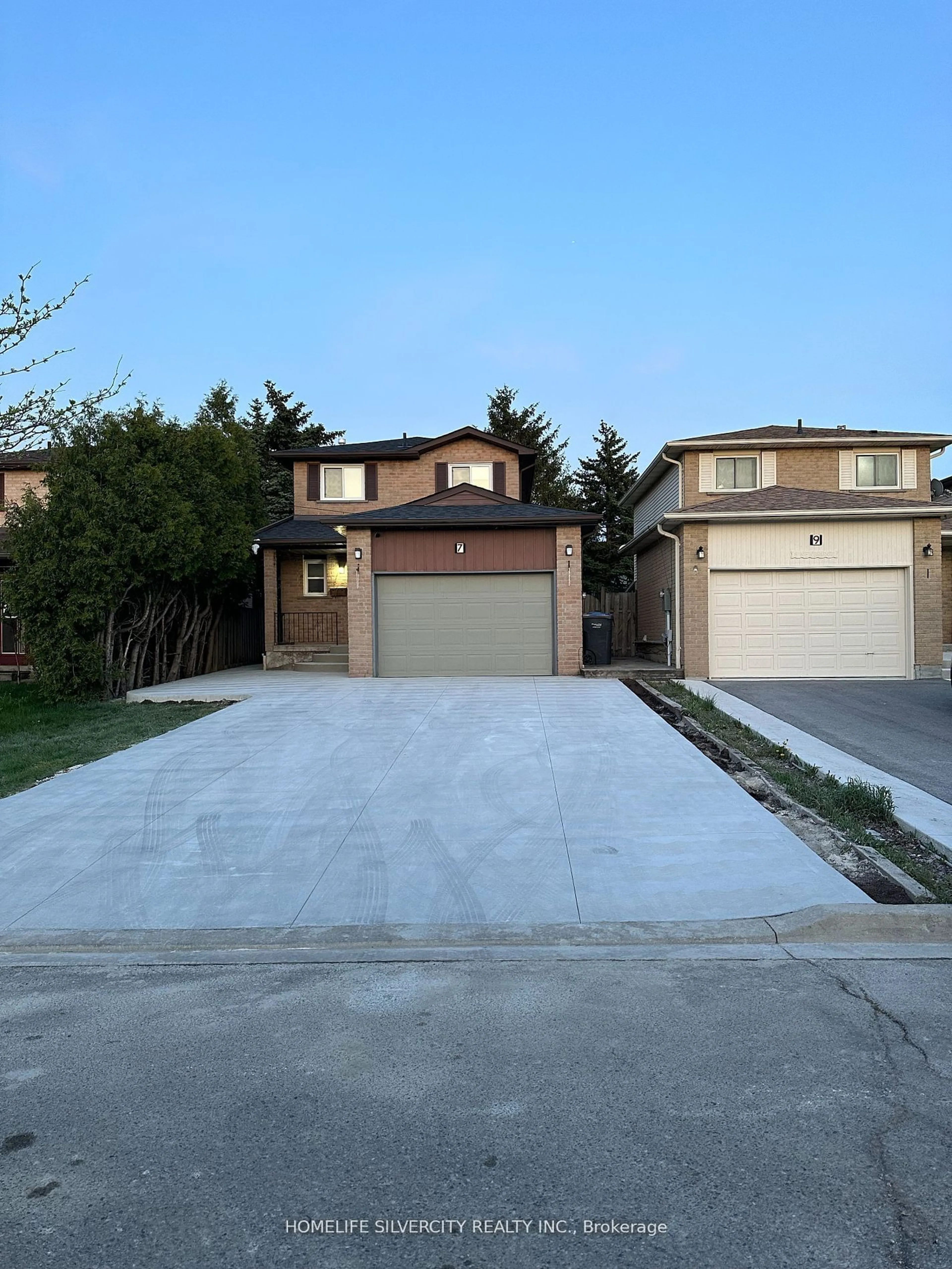 A pic from outside/outdoor area/front of a property/back of a property/a pic from drone, street for 7 Newbridge Cres, Brampton Ontario L6S 4B5