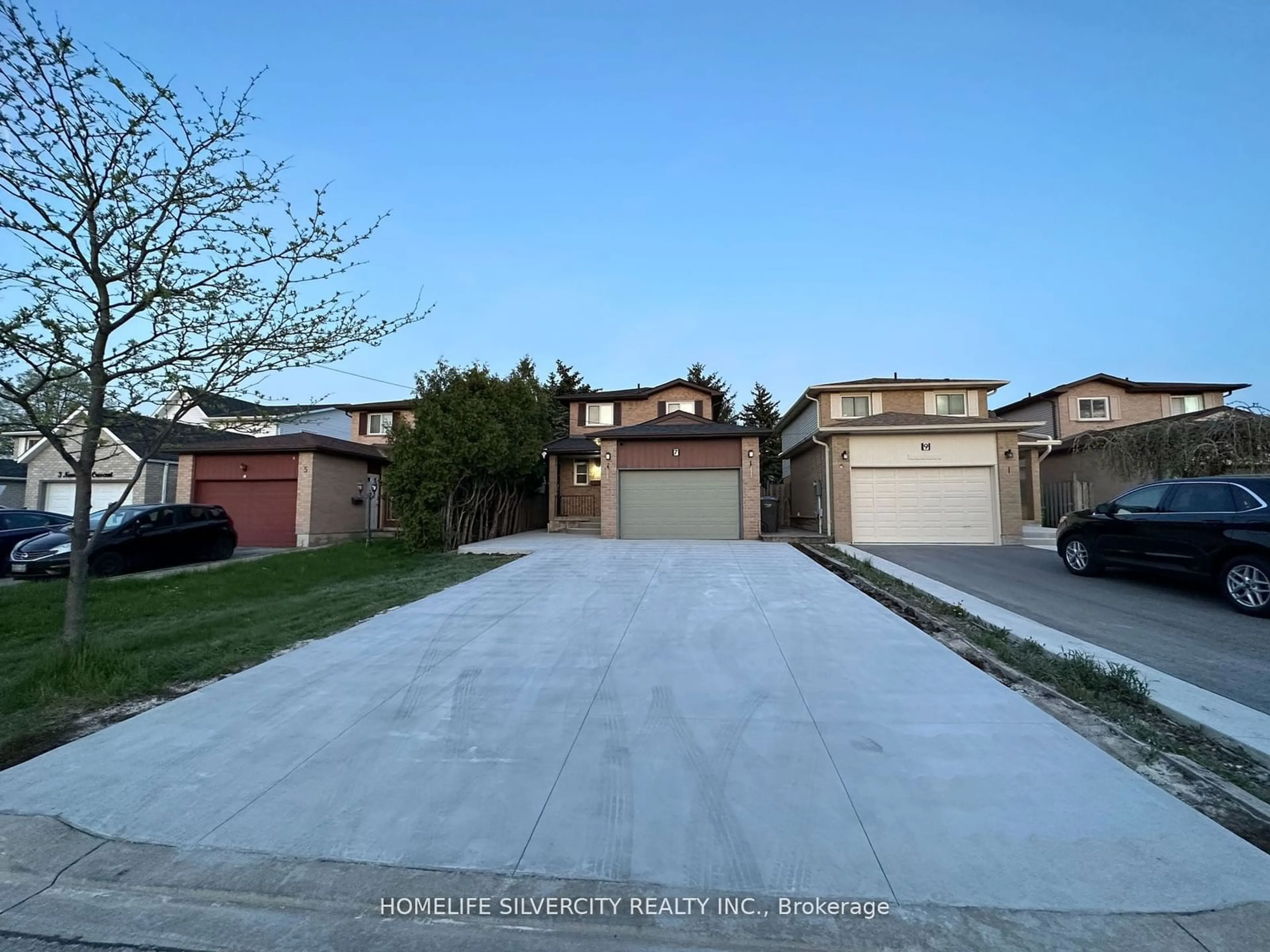 A pic from outside/outdoor area/front of a property/back of a property/a pic from drone, street for 7 Newbridge Cres, Brampton Ontario L6S 4B5