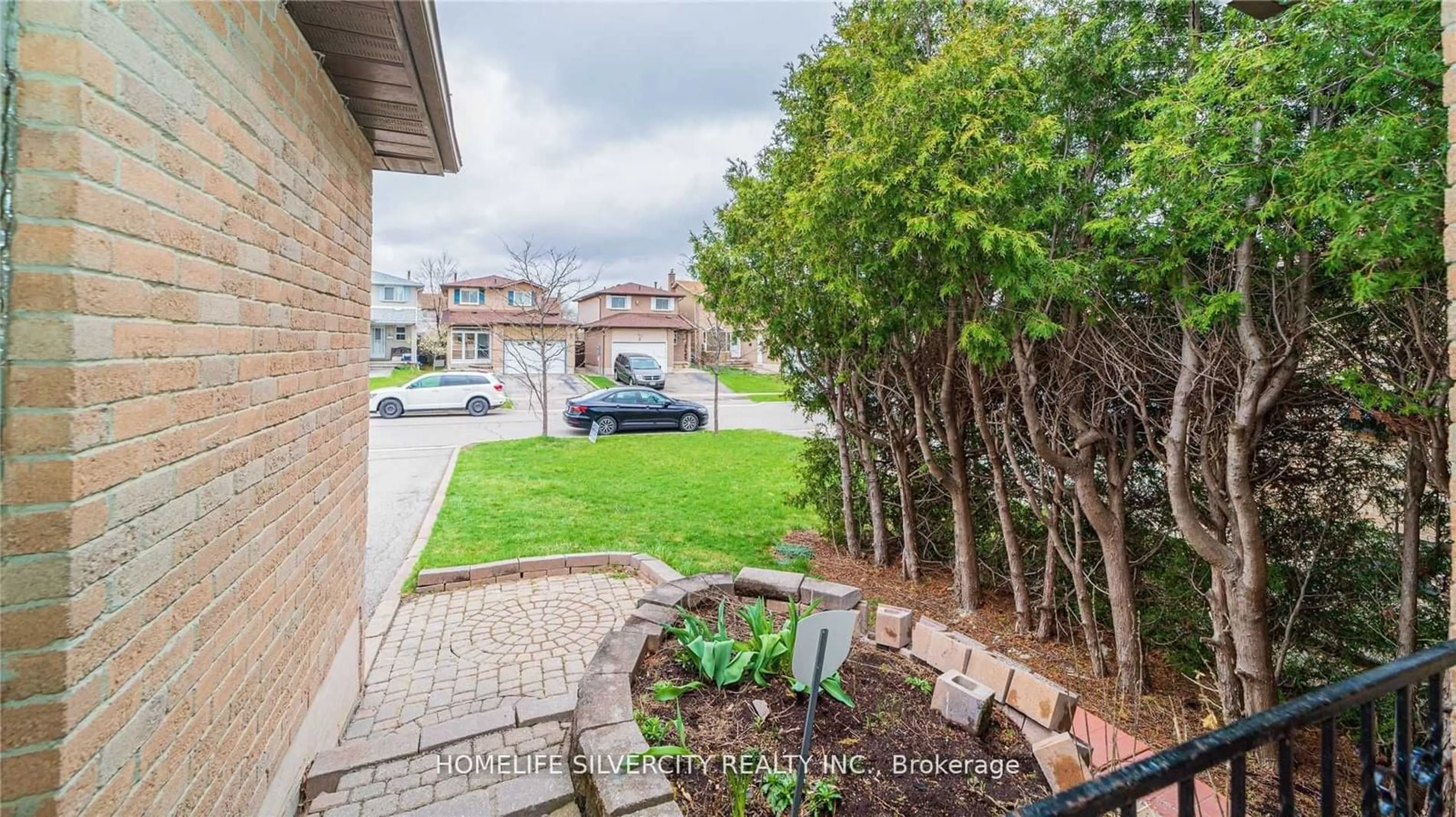 A pic from outside/outdoor area/front of a property/back of a property/a pic from drone, street for 7 Newbridge Cres, Brampton Ontario L6S 4B5