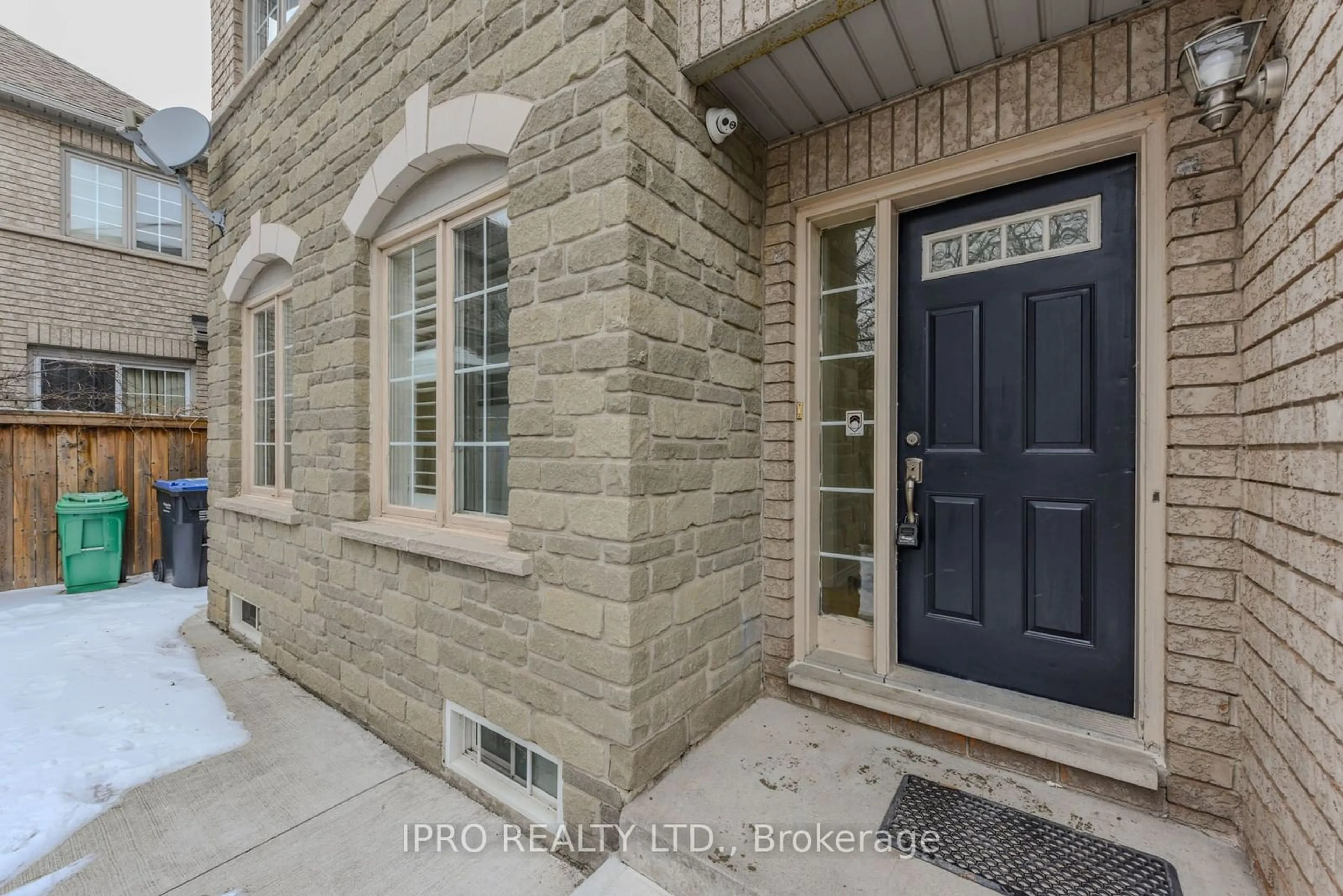 Home with brick exterior material, street for 450 Bristol Rd #20, Mississauga Ontario L4Z 3Y3