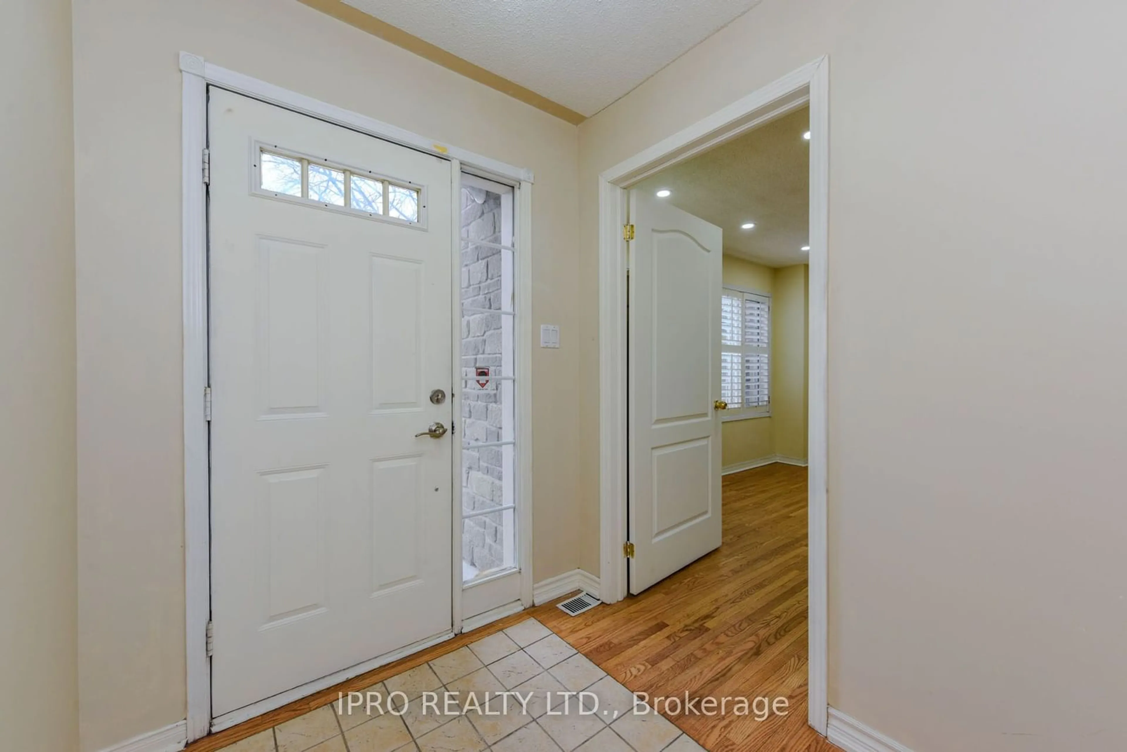 Indoor entryway for 450 Bristol Rd #20, Mississauga Ontario L4Z 3Y3