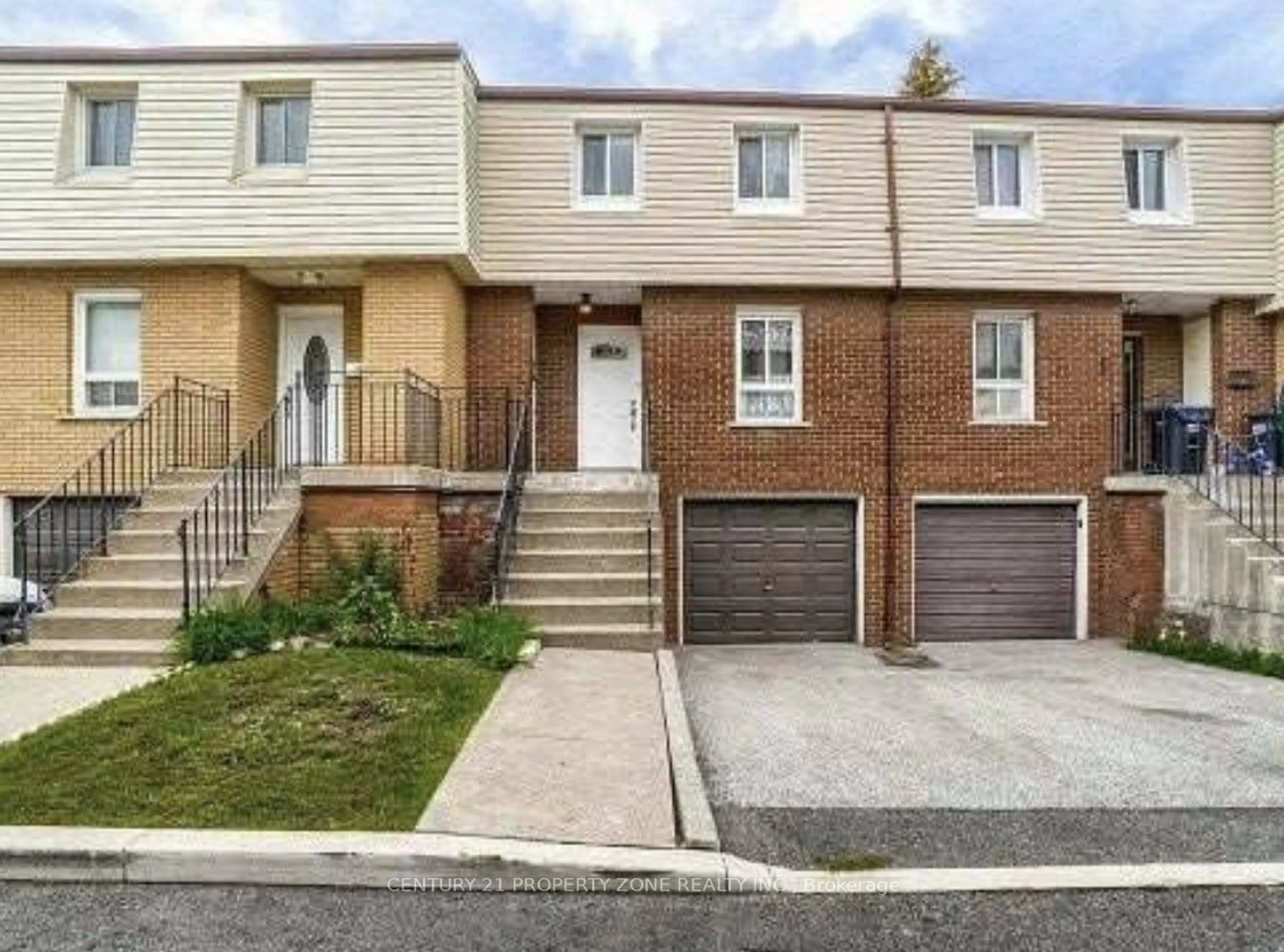 Home with brick exterior material, street for 3175 Kirwin Ave #39, Mississauga Ontario L5A 3M4