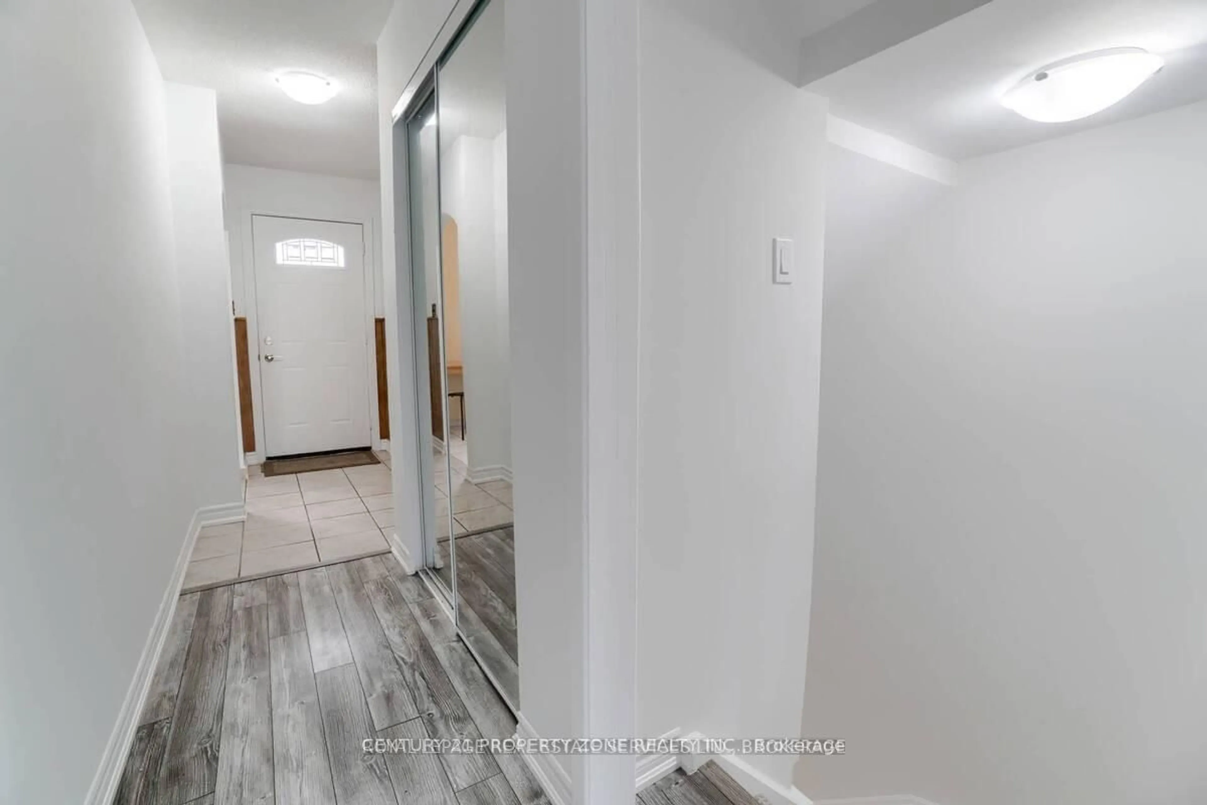 Indoor entryway for 3175 Kirwin Ave #39, Mississauga Ontario L5A 3M4